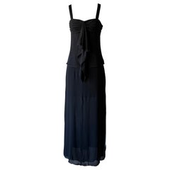 Set composto da top nero con volant in seta e gonna lunga della collezione Primavera-Estate 2003 di Valentino Roma