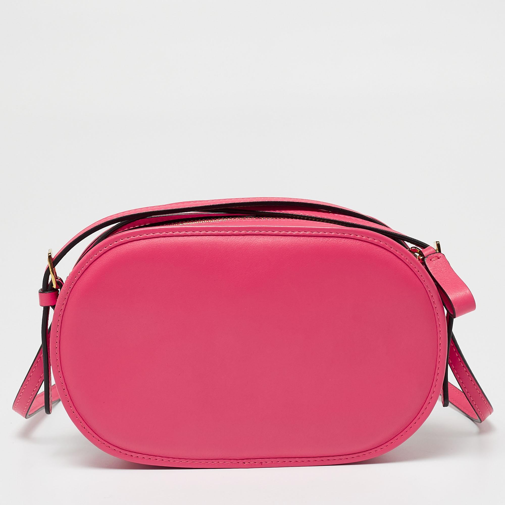 The structured silhouette of this Valentino bag offers it a sophisticated appeal and makes it a versatile styling option. Designed to provide you with hand-free ease, it can be carried with a shoulder strap. The rose pink creation is rendered from