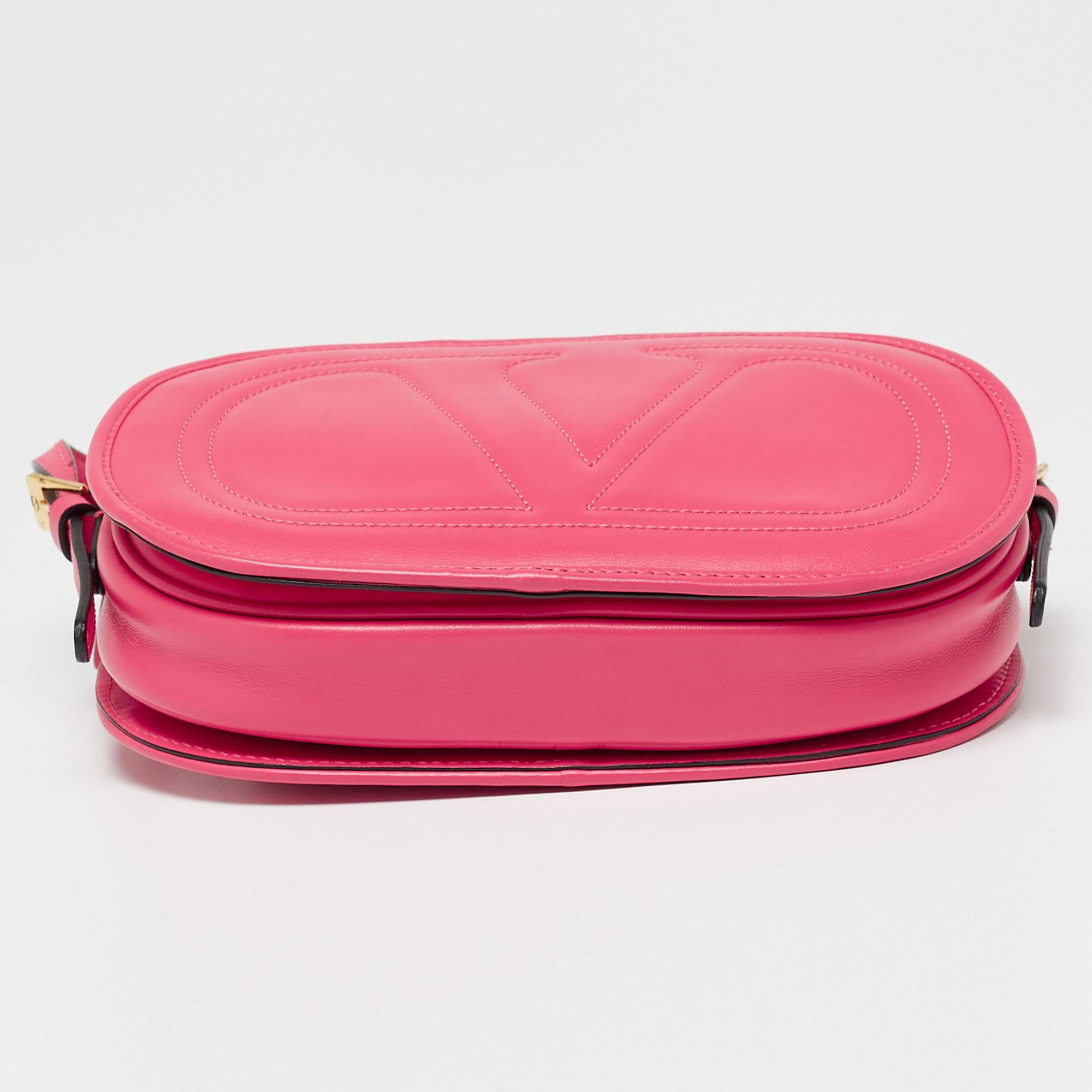 Valentino Rose Pink Leather V Logo Shoulder Bag In Good Condition In Dubai, Al Qouz 2
