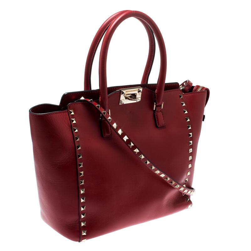 Valentino brings you this super-stylish tote that carries a design that will surely grab the attention of your onlookers. It has a leather exterior decorated with the signature pyramid Rockstuds. The tote is complete with a spacious interior and two