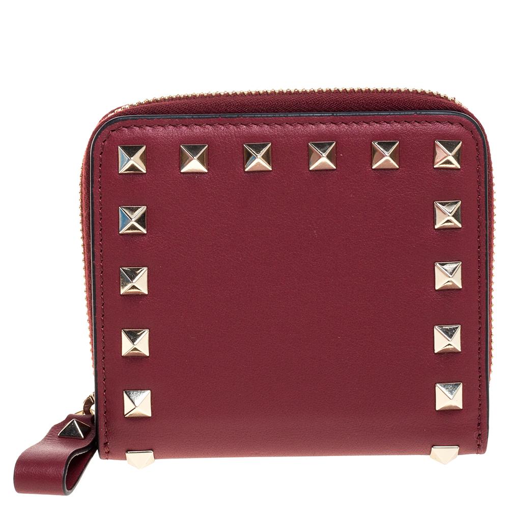 Crafted in Italy, this Valentino wallet is made of quality leather and comes in a lovely shade. Every accent on it is appealing and high in style, like the signature Rockstud detailing in gold-tone on the leather exterior. It is equipped with