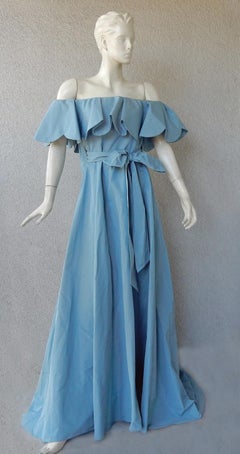 Robe de soirée Valentino avec épaules dénudées et longue traîne – Nouveauté !