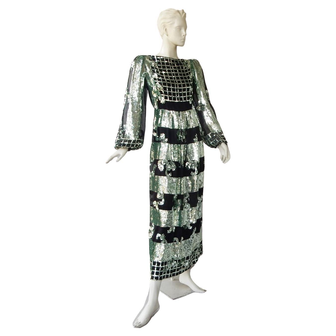 Un impresionante vestido de noche Valentino Demi Couture inspirado en los años 70 que brilla y resplandece en la pasarela. Lentejuelas cosidas a mano y colocadas estratégicamente para un gran colorido y atractivo visual.     Con escote barco, 