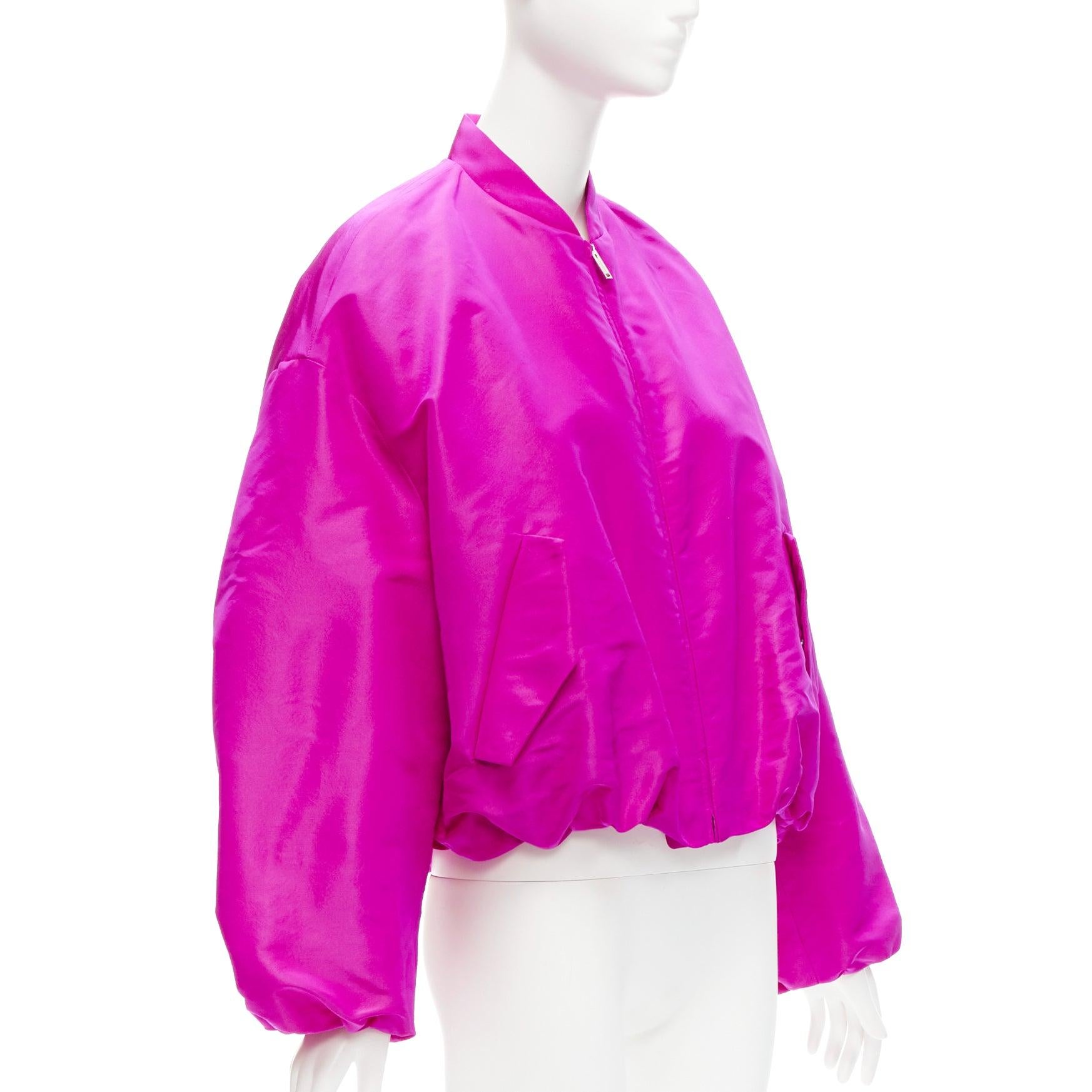 VALENTINO Runway PP Pink silk satin cocoon cropped bomber jacket blouson IT38 XS
Reference: AAWC/A00614
Brand: Valentino
Designer: Pier Paolo Piccioli
Collection: 2021 - Runway
Material: Silk
Color: Pink
Pattern: Solid
Closure: Zip
Lining: Pink