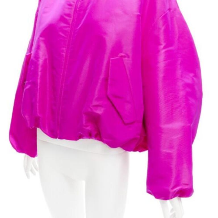 VALENTINO Runway PP Pink silk satin cocoon cropped bomber jacket blouson IT38 XS
Reference: AAWC/A00614
Brand: Valentino
Designer: Pier Paolo Piccioli
Collection: 2021 - Runway
Material: Silk
Color: Pink
Pattern: Solid
Closure: Zip
Lining: Pink