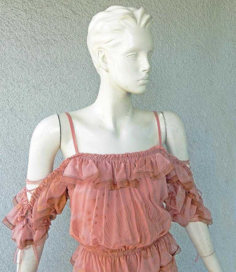 Marron Robe romantique Valentino Rnwy en soie à épaules dénudées «tty in rose »   en vente