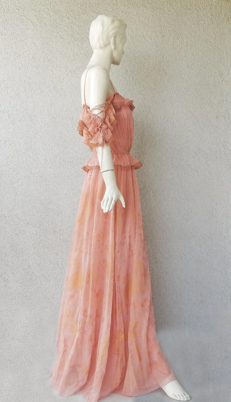 Robe romantique Valentino Rnwy en soie à épaules dénudées «tty in rose »   en vente 2