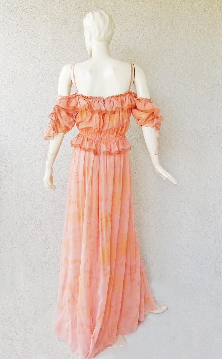 Robe romantique Valentino Rnwy en soie à épaules dénudées «tty in rose »   en vente 4