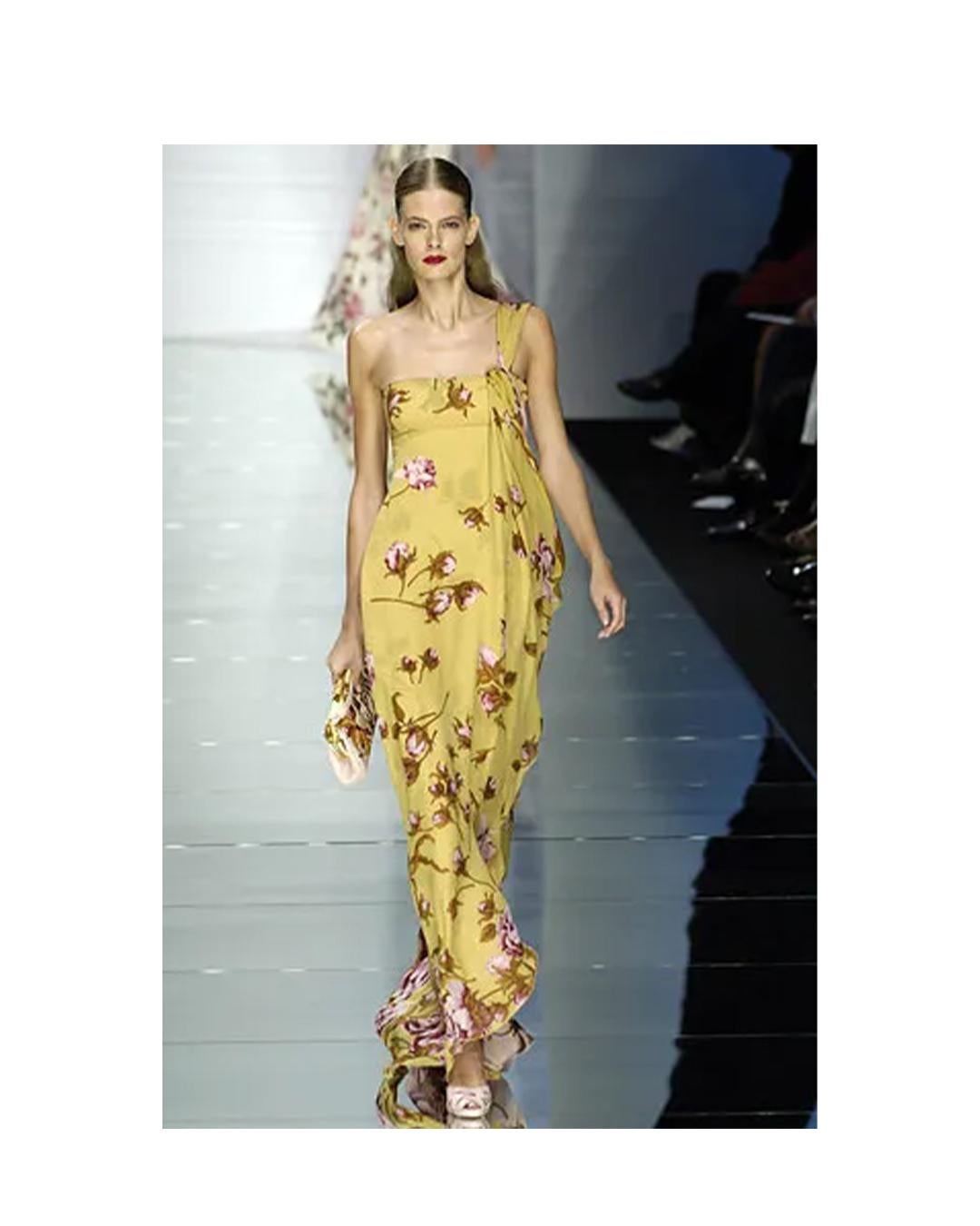 LOVE LALI VINTAGE

Ein so verträumtes und romantisches Kleid von Valentino S/S 2006, das als Look 63 auf dem Laufsteg in Gelb zu sehen war
Besteht aus schräg geschnittenen Seidenchiffonlagen
Die untere Schicht ist die senfgelbe Farbe, die man auf