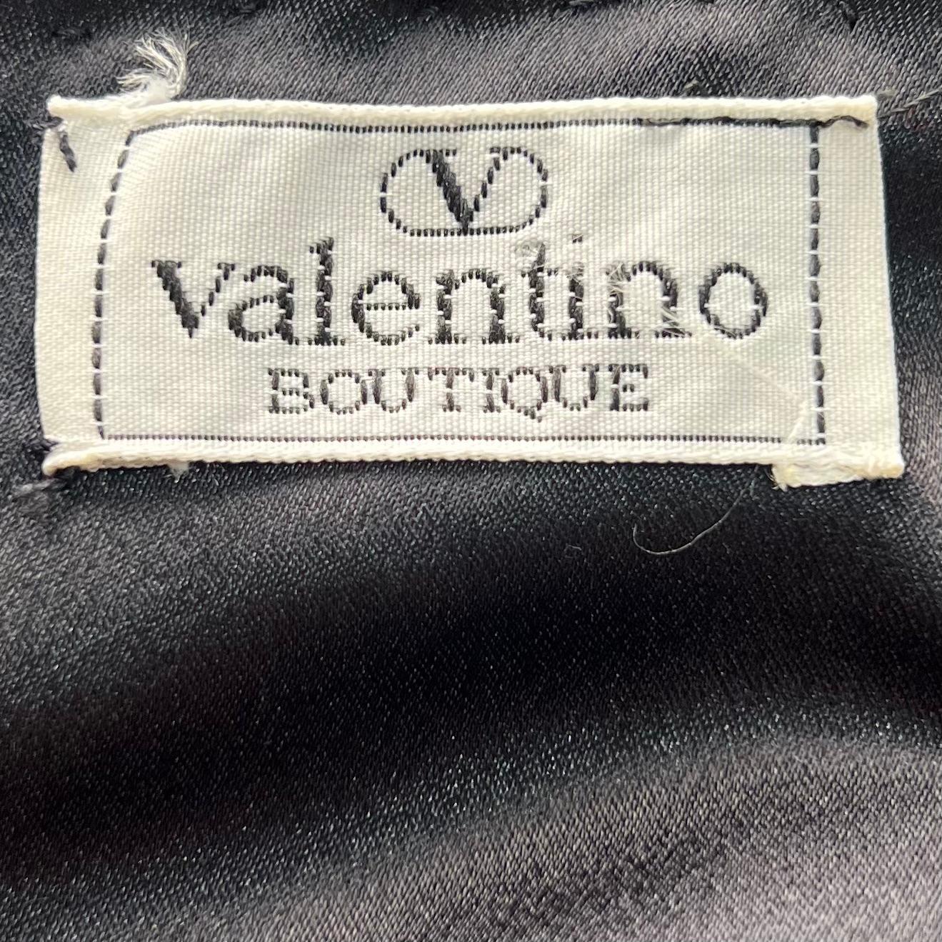 Valentino P/E 1990 - Vestito in chiffon di seta nero con increspature e volant in vendita 1