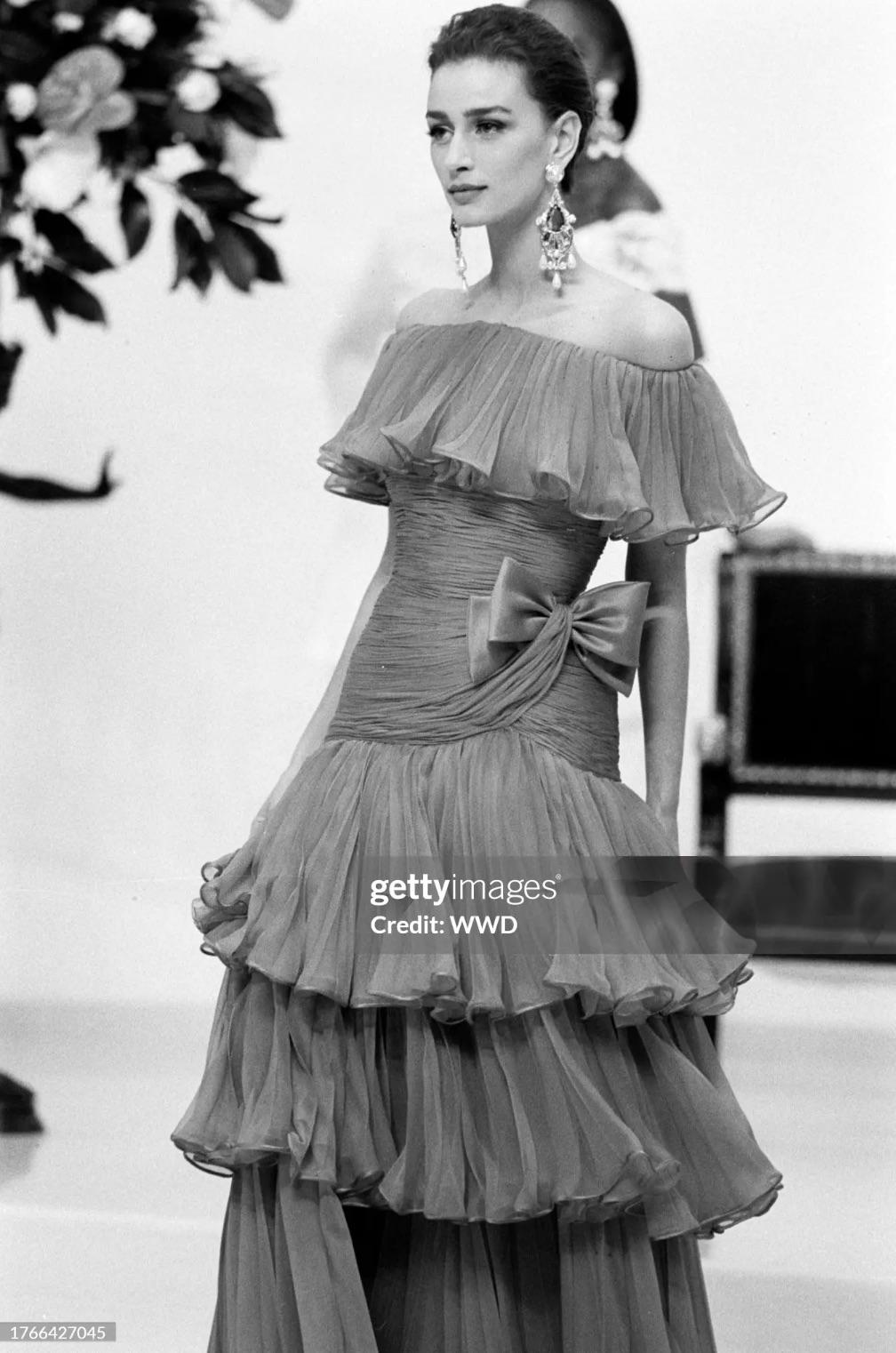 Valentino P/E 1990 - Vestito in chiffon di seta nero con increspature e volant in vendita 2