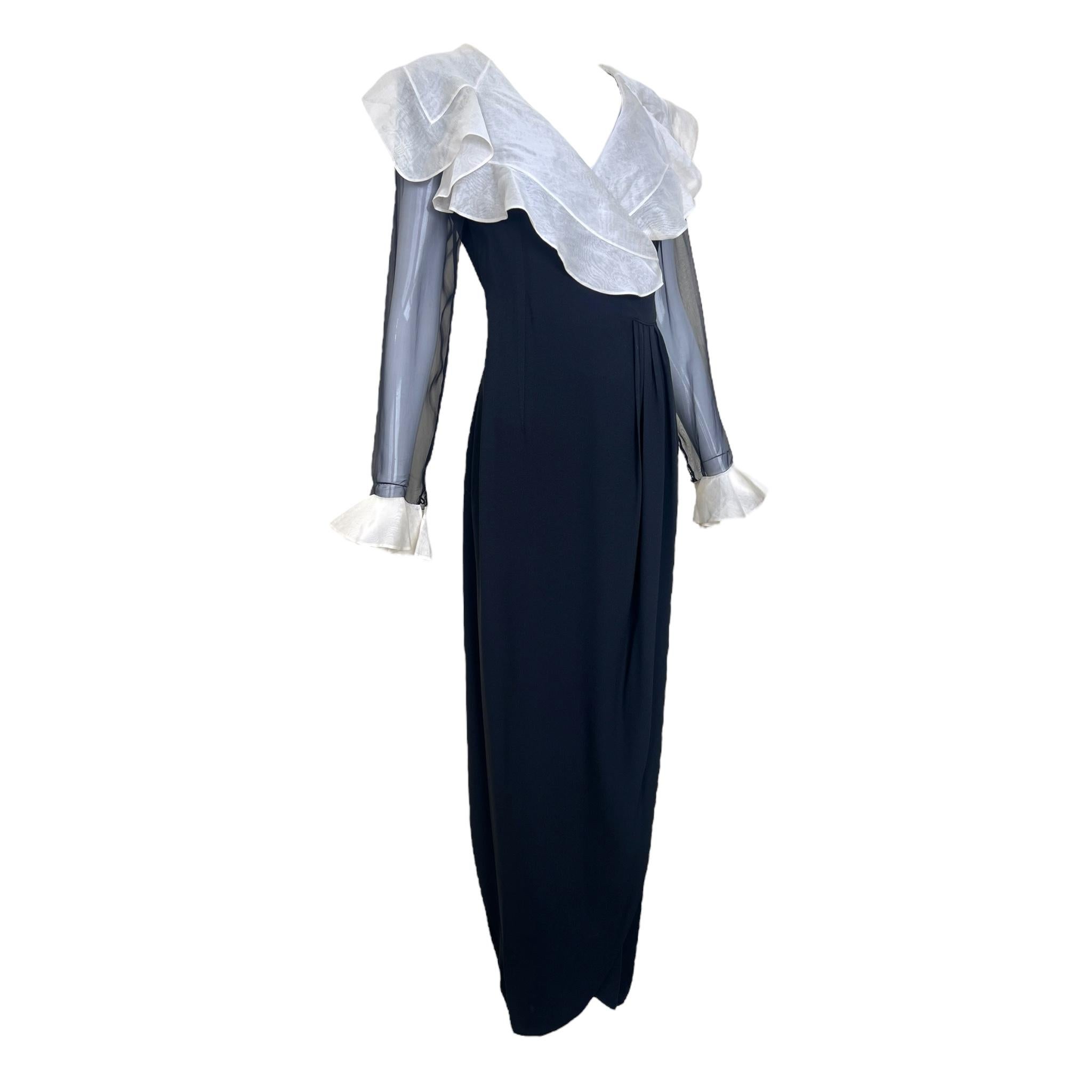 Cette fabuleuse robe Valentino printemps 1991 a été présentée sur le podium lors du lancement de la collection à Paris. Vous pouvez voir cette pièce élégante défiler dans la vidéo que nous avons mise en ligne. Confectionnée en Italie, elle se