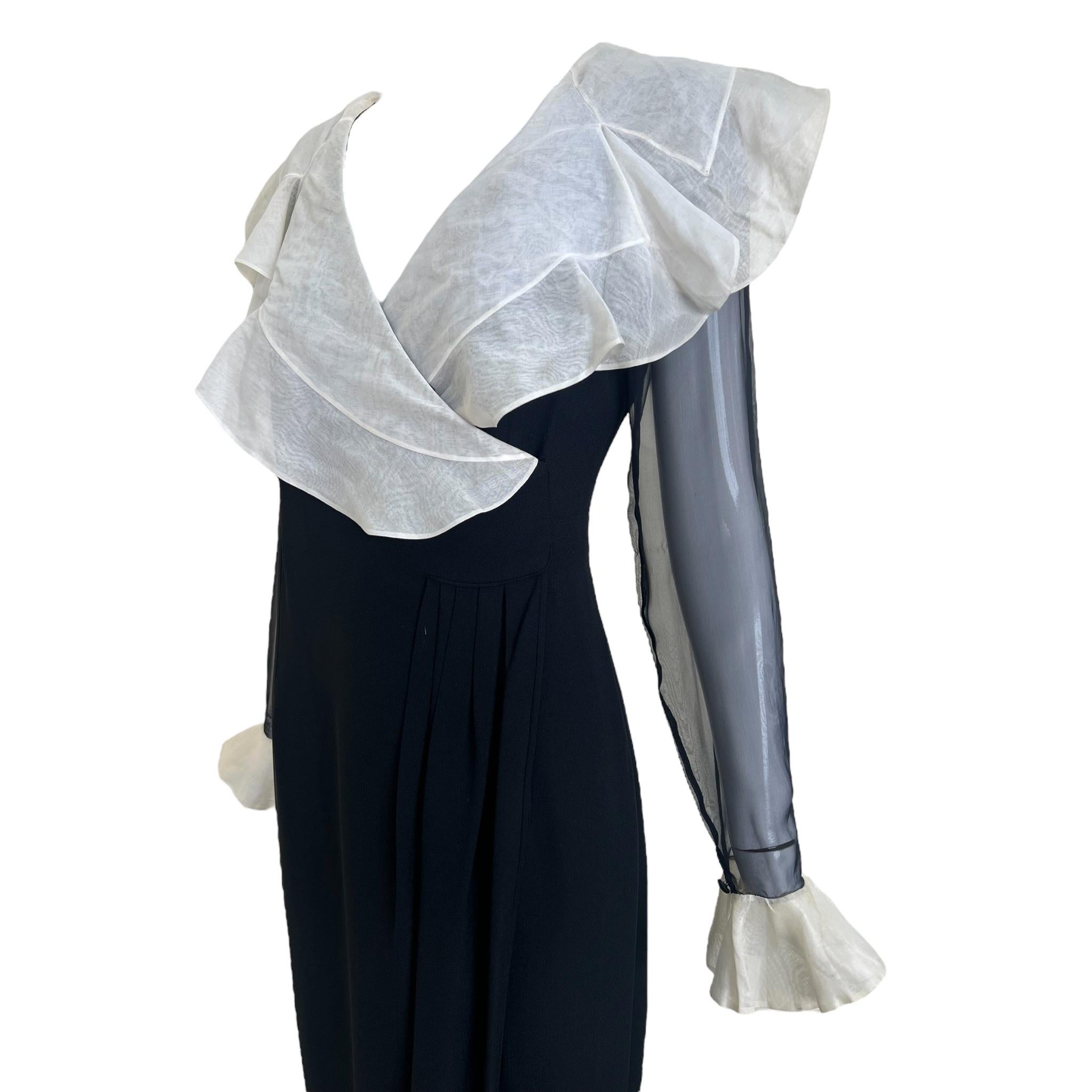 Valentino S/S 1991 - Robe du soir noire enveloppante avec col à volants ivoire Bon état - En vente à Los Angeles, CA