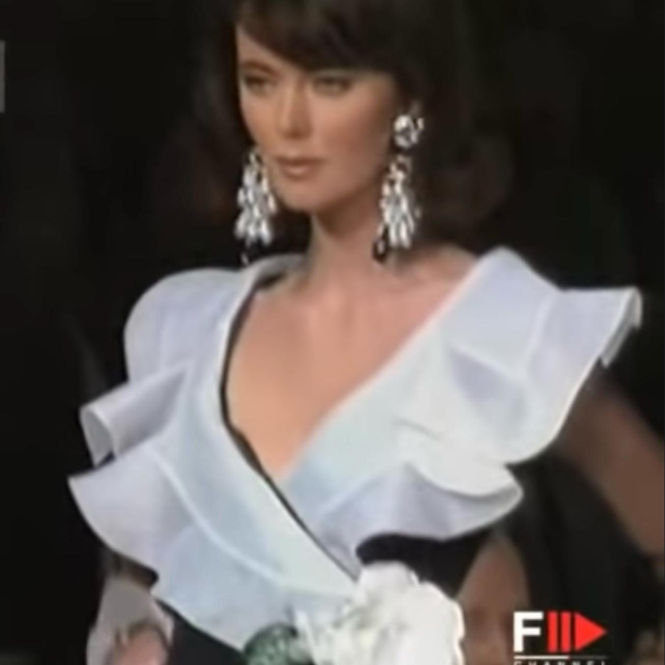 Valentino S/S 1991 - Robe du soir noire enveloppante avec col à volants ivoire en vente 2