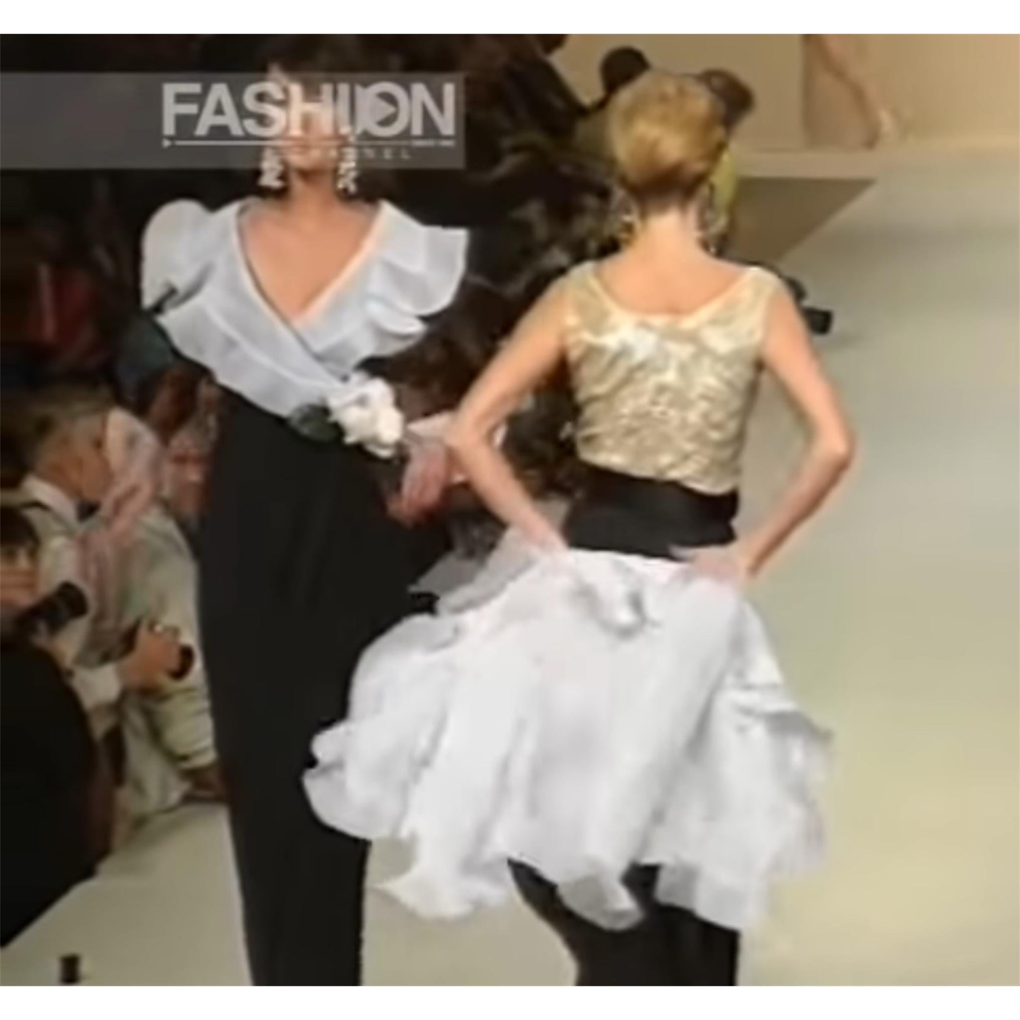 Valentino S/S 1991 - Robe du soir noire enveloppante avec col à volants ivoire en vente 3