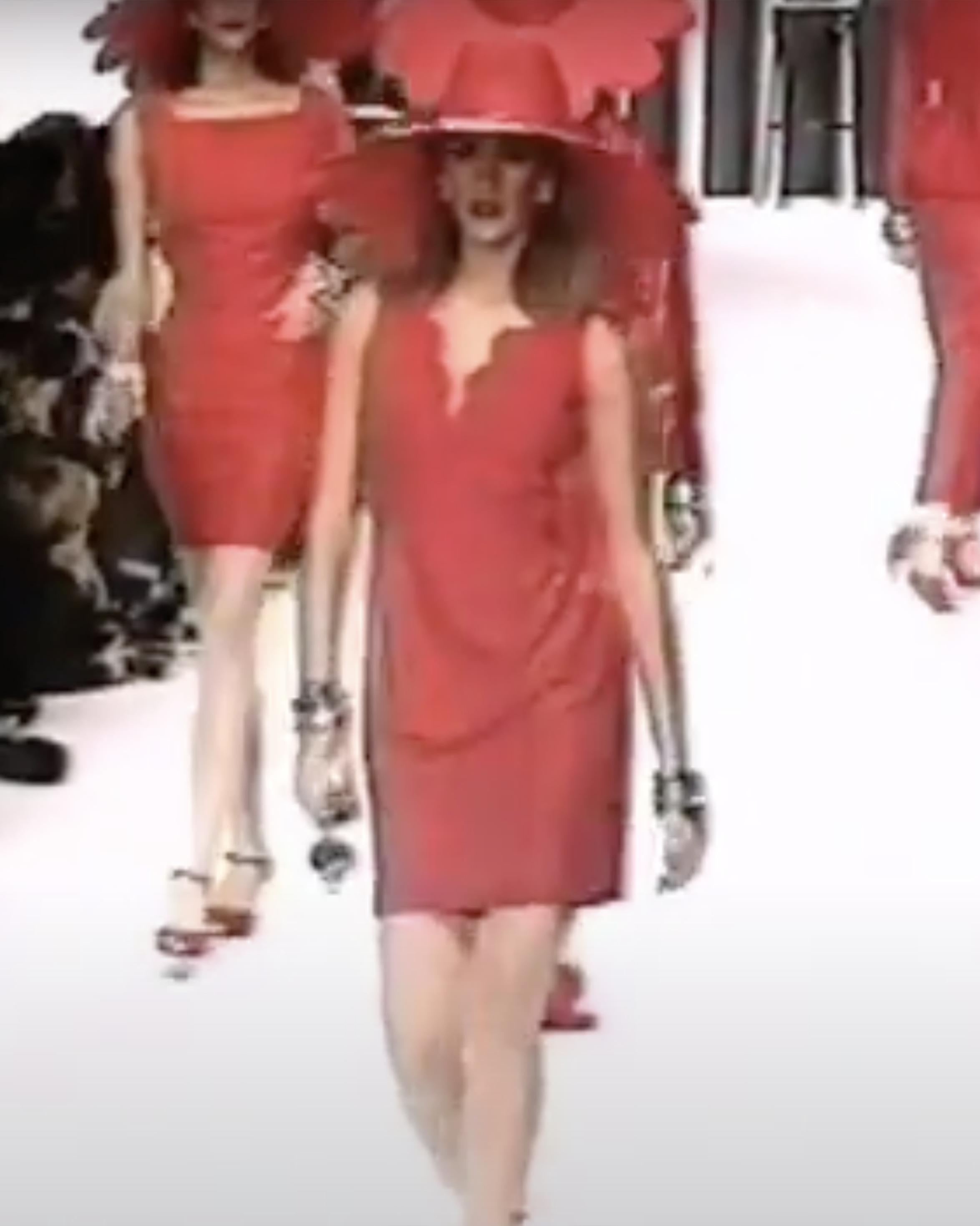 - Diseñado por Valentino

- Vendido por Skof.Archive 

- Primavera-Verano 1992

- Vestido de noche de seda roja con esculturales volantes en los hombros y abertura alta

- Con un profundo escote corazón

- Hombros estructurados con detalle de