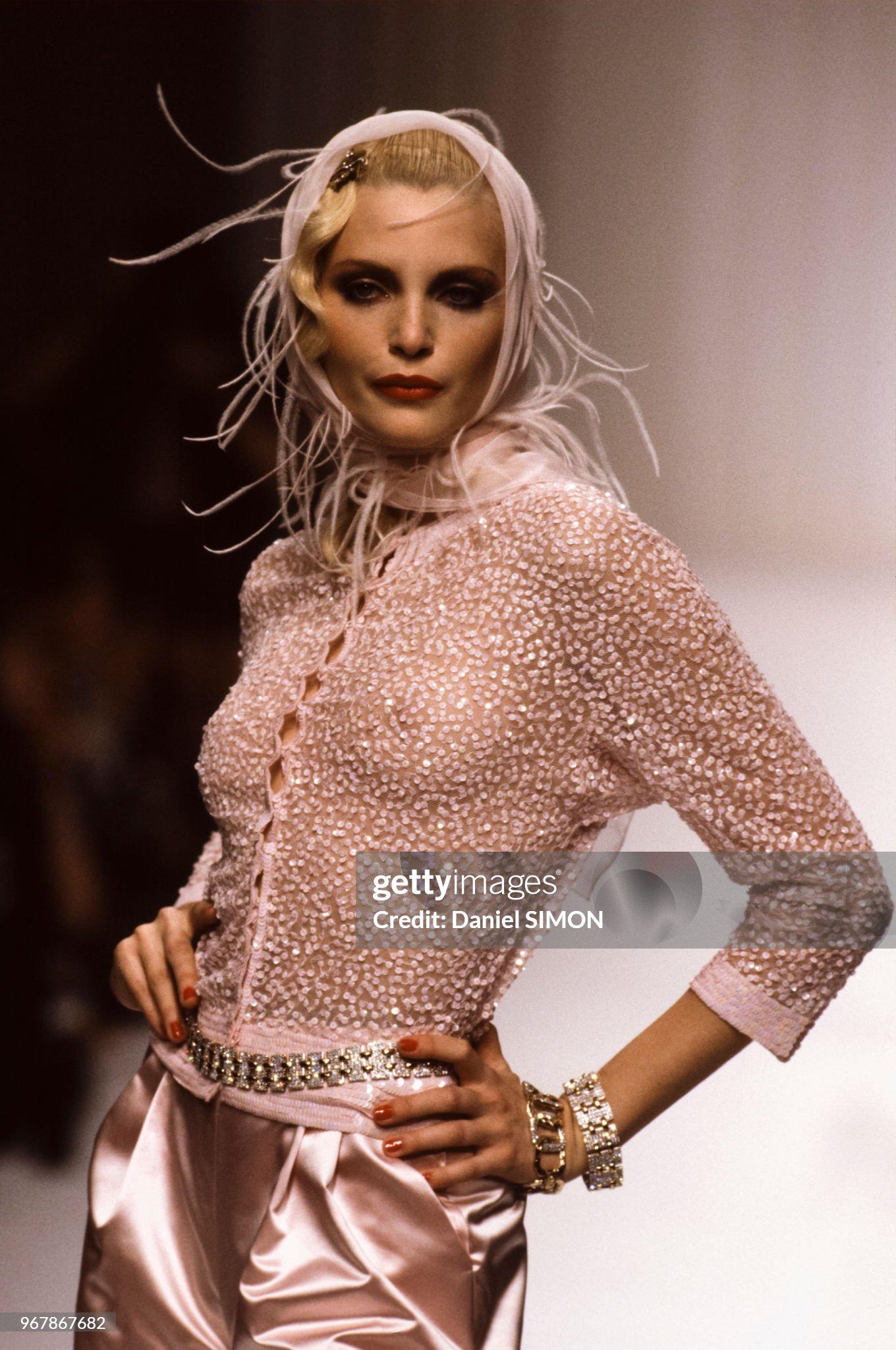 - Valentino Pink sequined set designed by Valentino Garavani
- Sold by Skof.Archive 
- Spring-Summer 1995 
- Pink fully sequined cardigan 
- Collarless 
- Frontal snap button closure 
- Silky satin mid waist balloon shorts 
- Embellished adjustable