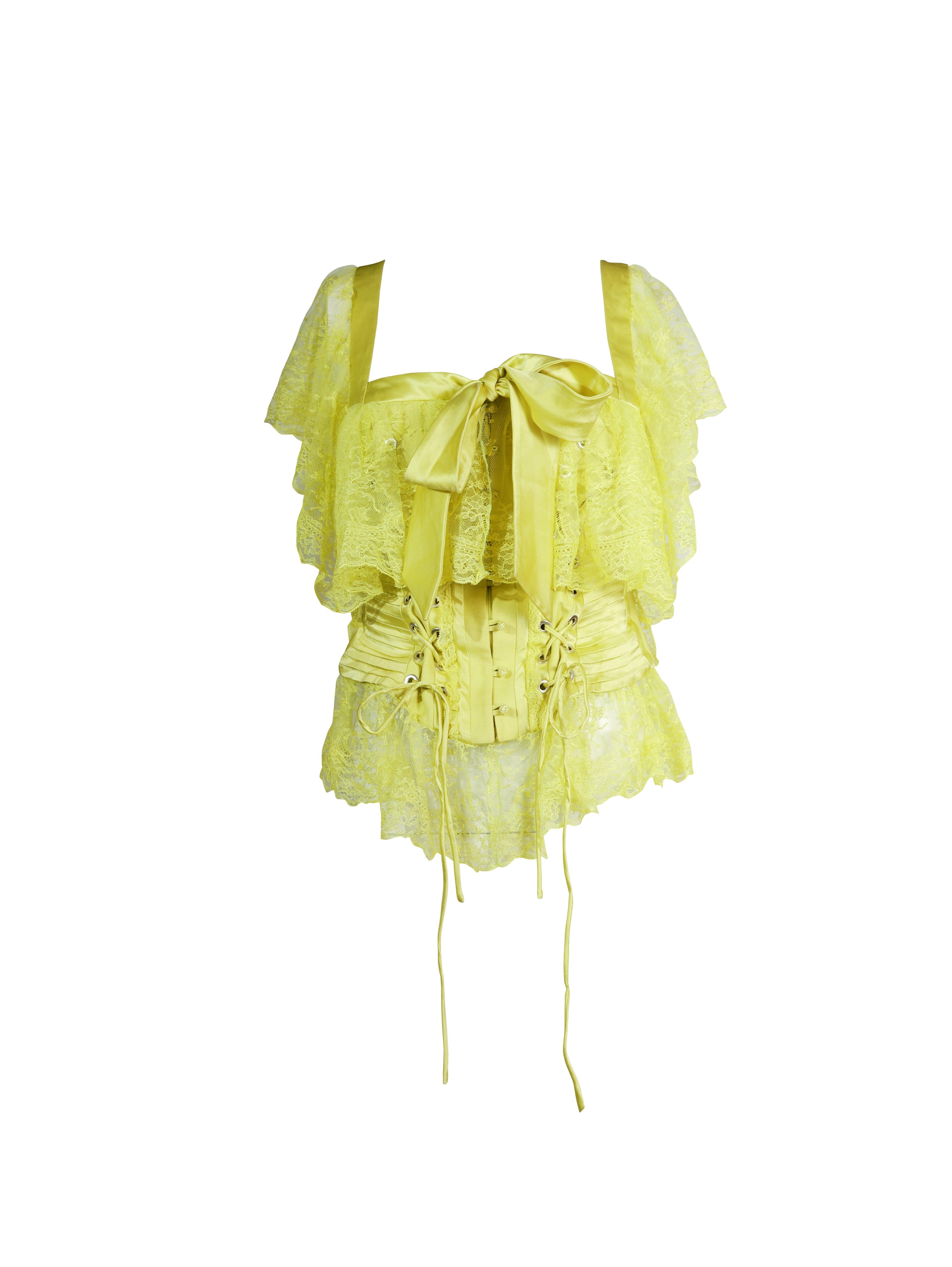 Corsé Valentino Primavera/Verano 2004, como se vio en la pasarela. Verde lima con cordones de corsé, detalles de encaje y lazo de satén. Bella Hadid lució una versión con estampado de mariposas.