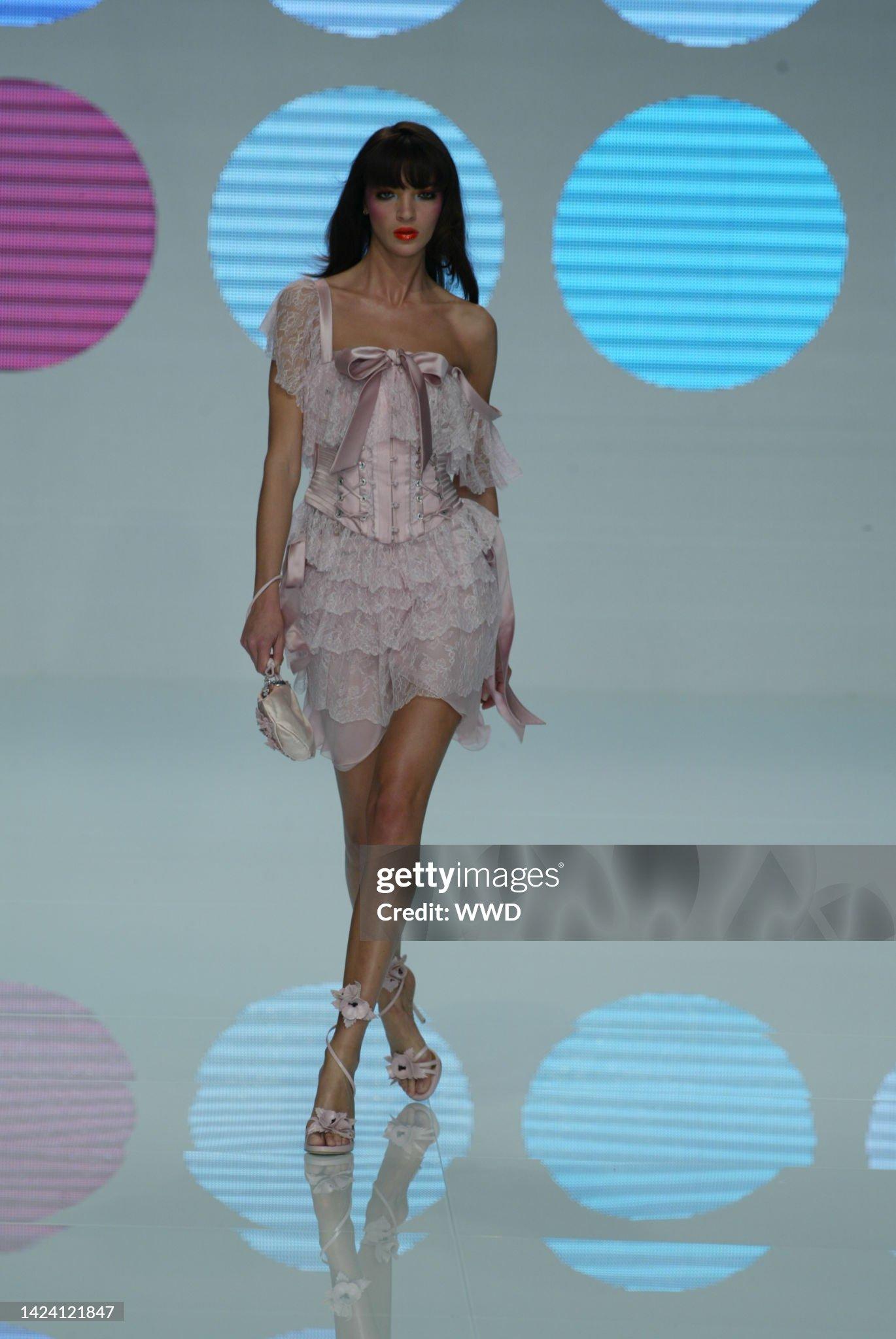 Valentino S/S 2004 Pink lambskin handbag with rhinestone butterfly For Sale 5