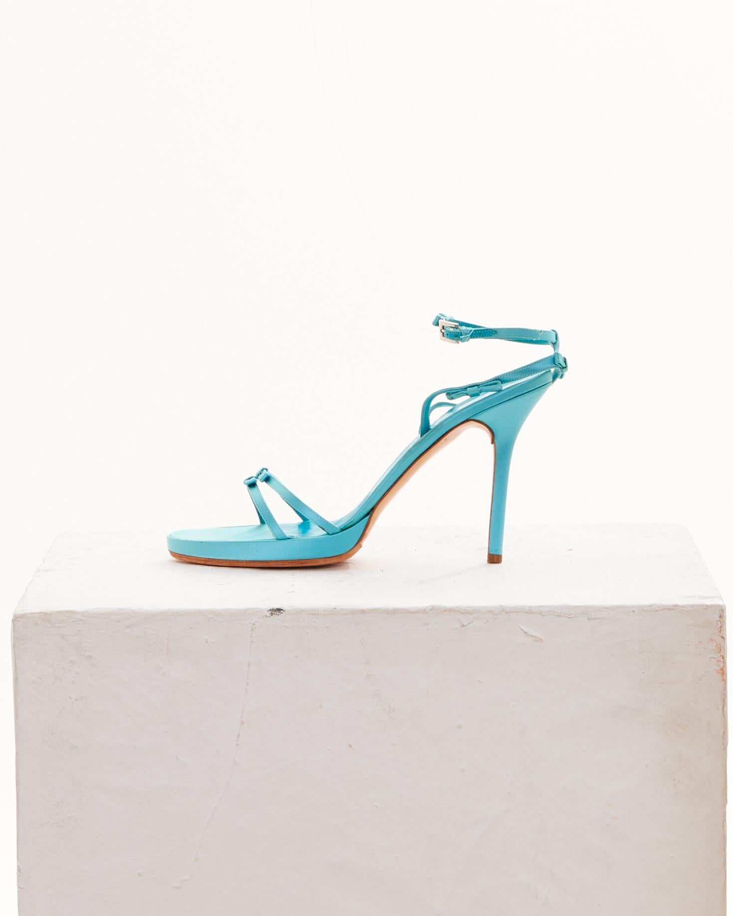 - Designed by Valentino Garavani
- Sold by Skof.Archive
- Spring-Summer 2004 
- Turquoise sandals with bows 
- Platform 
- Satin 
- Open toe
- Adjustable a ankle strap with a buckle closure 
- Made in Italy 
- Excellent conditions 
- Come without