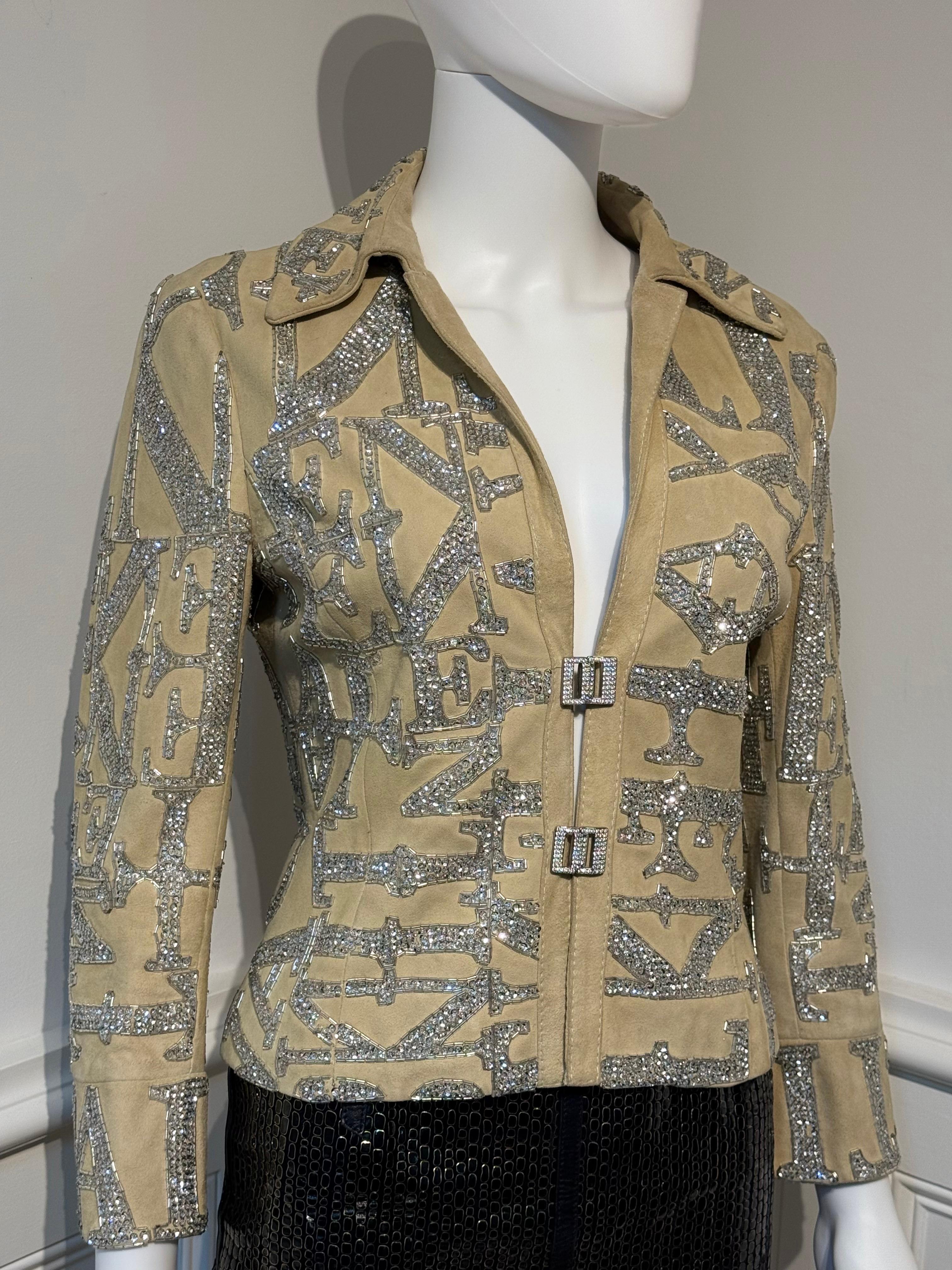 Rare Valentino Garavani Spring/Summer 2005 Runway veste en daim entièrement brodée à la main de paillettes et de perles.
La taille indiquée sur l'étiquette est : 8.
Les mesures sont les suivantes :
Épaules : 41 cm
Poitrine : 46 cm
Longueur : 54