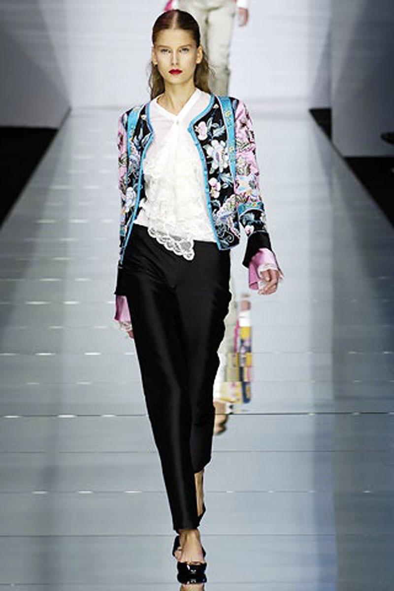 Valentino Silk Fully Embellished Blazer Jacket
S/S 2006 Runway Collection
Designer size - 4
100% Silk, Main Colors - Pink, Aqua and Black, Exquisite Beaded and Embroidered, Button Closure, Silk Lining, Padded Shoulders.
Measurements: Length - 21