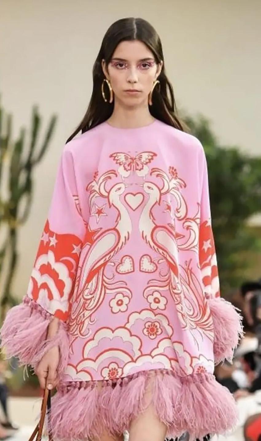 VALENTINO S/S 2019 FEATHER APPLIQUE PRINTED DRESS Sz IT 38 In Excellent Condition In Montgomery, TX