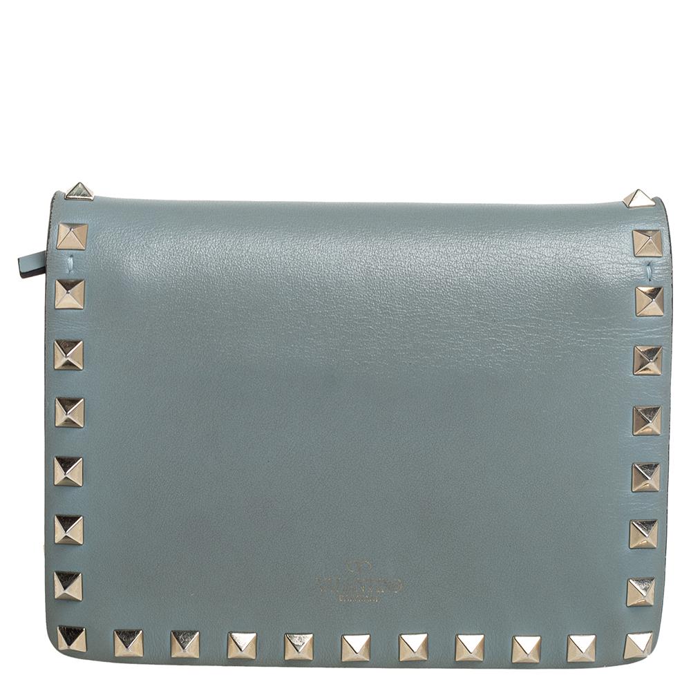 This gorgeous Valentino bag has been crafted in sage green leather. The exterior features Rockstud detailing in gold-tone. With a flap closure, the bag opens to an accommodating interior that can hold all your essentials. This exquisite crossbody