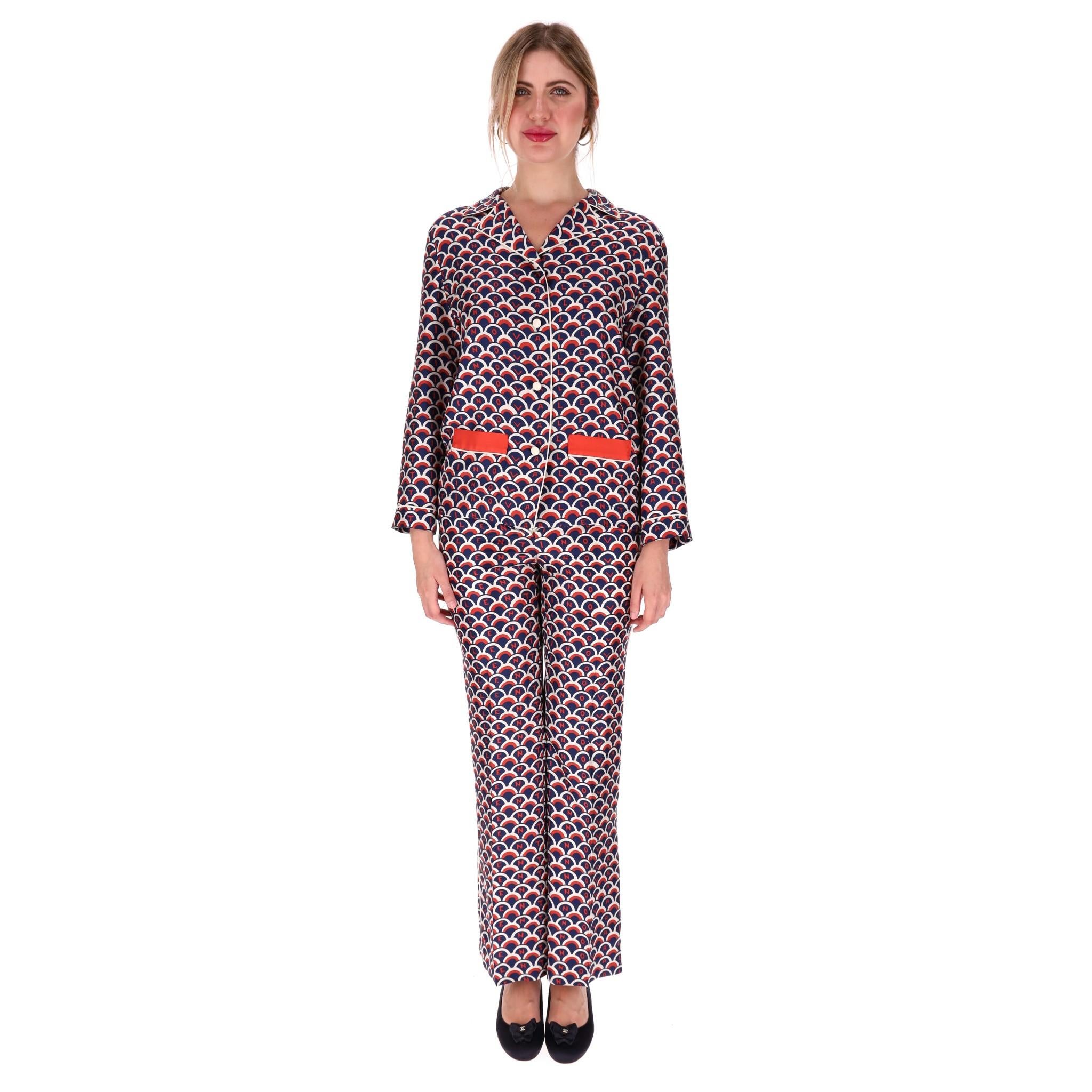 Valentino Scale Logo Printed Silk Pyjama Set

Navy pyjama top and bottom with Valentino archival Scale motif.

Consisting of a collared shirt and straight-leg trousers.

Featuring white pipping and red contrast trimmed pockets.

Shirt features