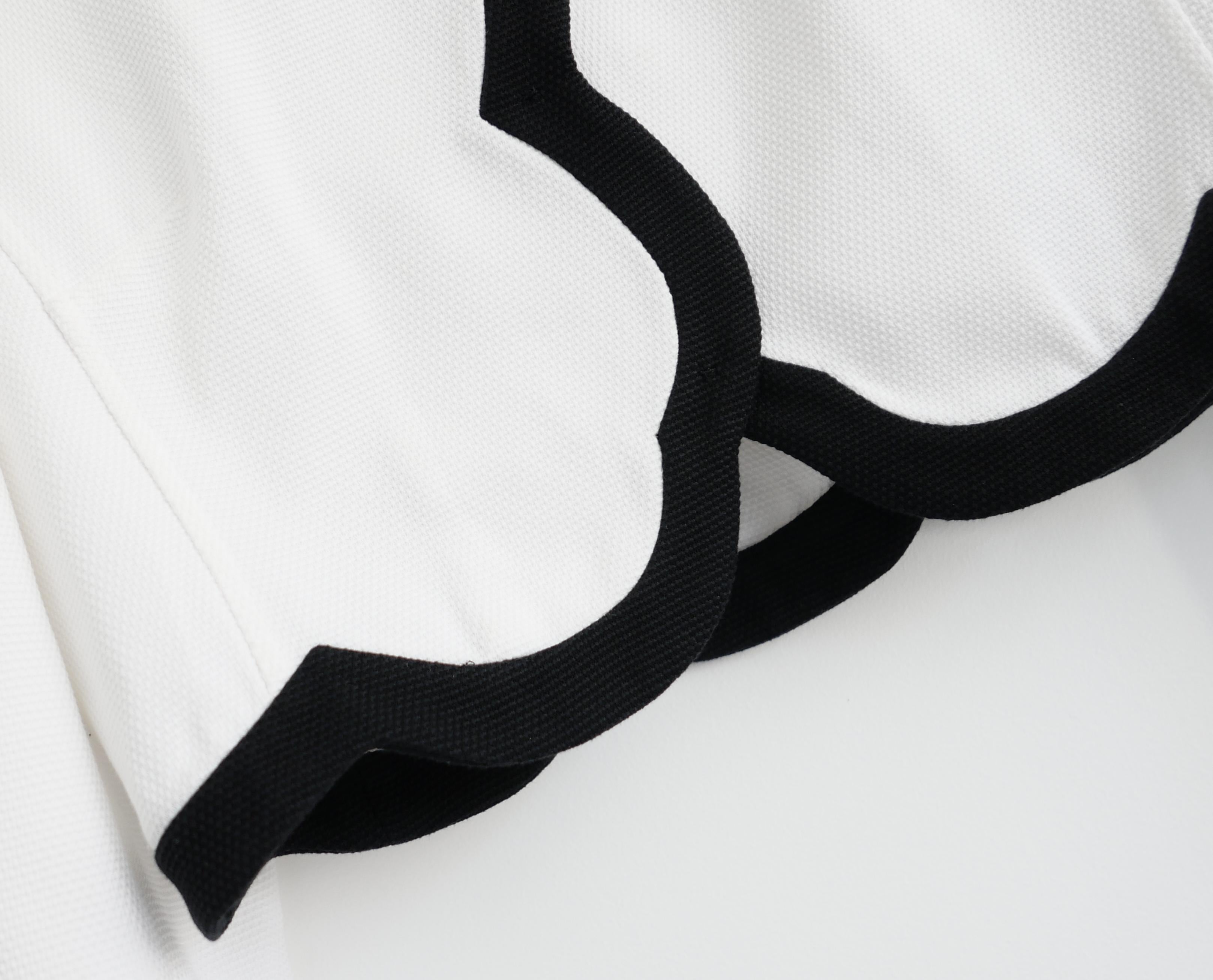 Giacca cropped Valentino, classica e femminile. Non indossato con etichetta. Realizzato in misto cotone e viscosa bianca con bordi smerlati neri. Perfettamente su misura, con colletto ordinato, busto con pince e chiusure anteriori nascoste. Taglia