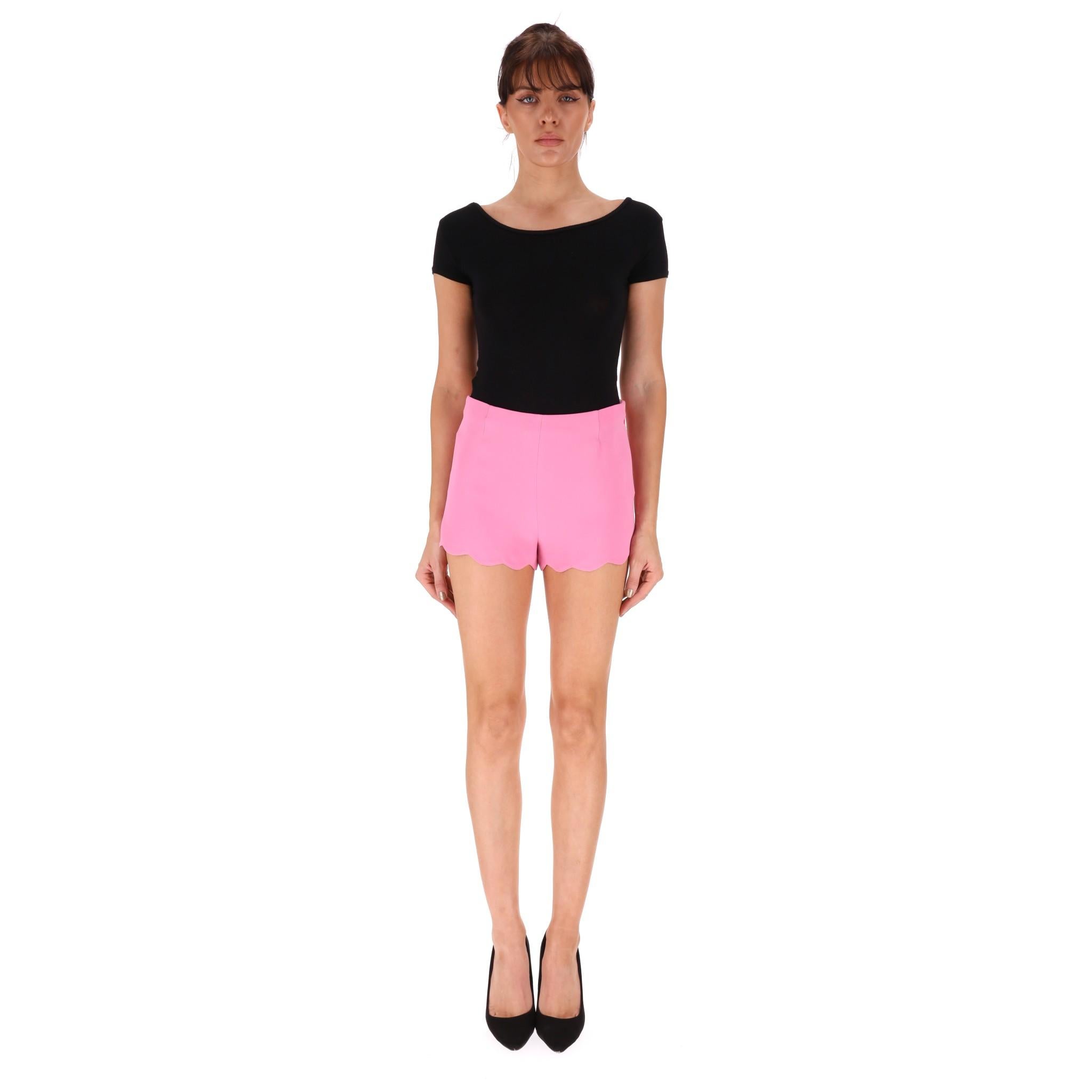 Nuovo di zecca - Pantaloncini di seta con orlo smerlato di Valentino

Pantaloncini rosa chiaro a vita alta completamente realizzati in seta.

Orlo smerlato e chiusura con zip nascosta sul lato.

Prezzo di listino circa 1,200 euro

Taglia -