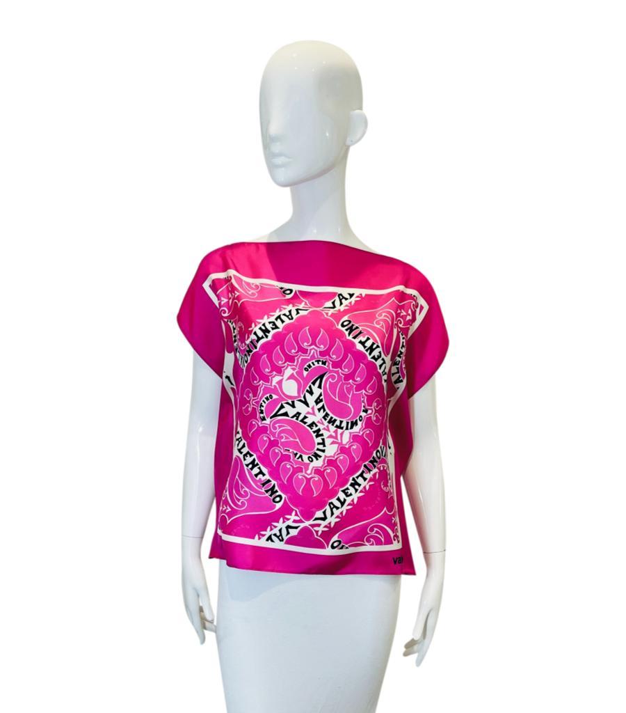Valentino Scarf-Style Silk Top
Fuchsia pink blouse designed with scarf-print with graphic 'Valentino' lettering.
Featuring wide boat neckline, kimono-inspired sleeves and flowing sides. Rrp £720
Size – 40IT
Condition – Very Good
Composition – 100%