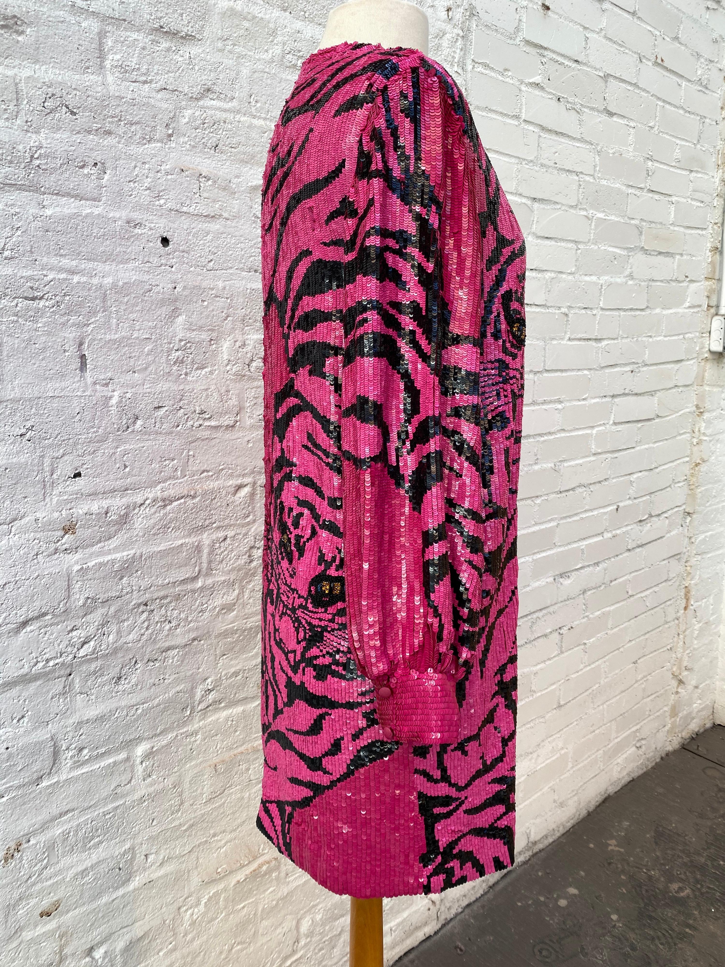 Valentino Rosa Tiger Paillettenkleid. Minze. Brandneuer Zustand. Mit Originaletiketten. Wunderschöne Perlenstickerei im ganzen Haus. Garantiert echt. 

Schulter zu Schulter: 16