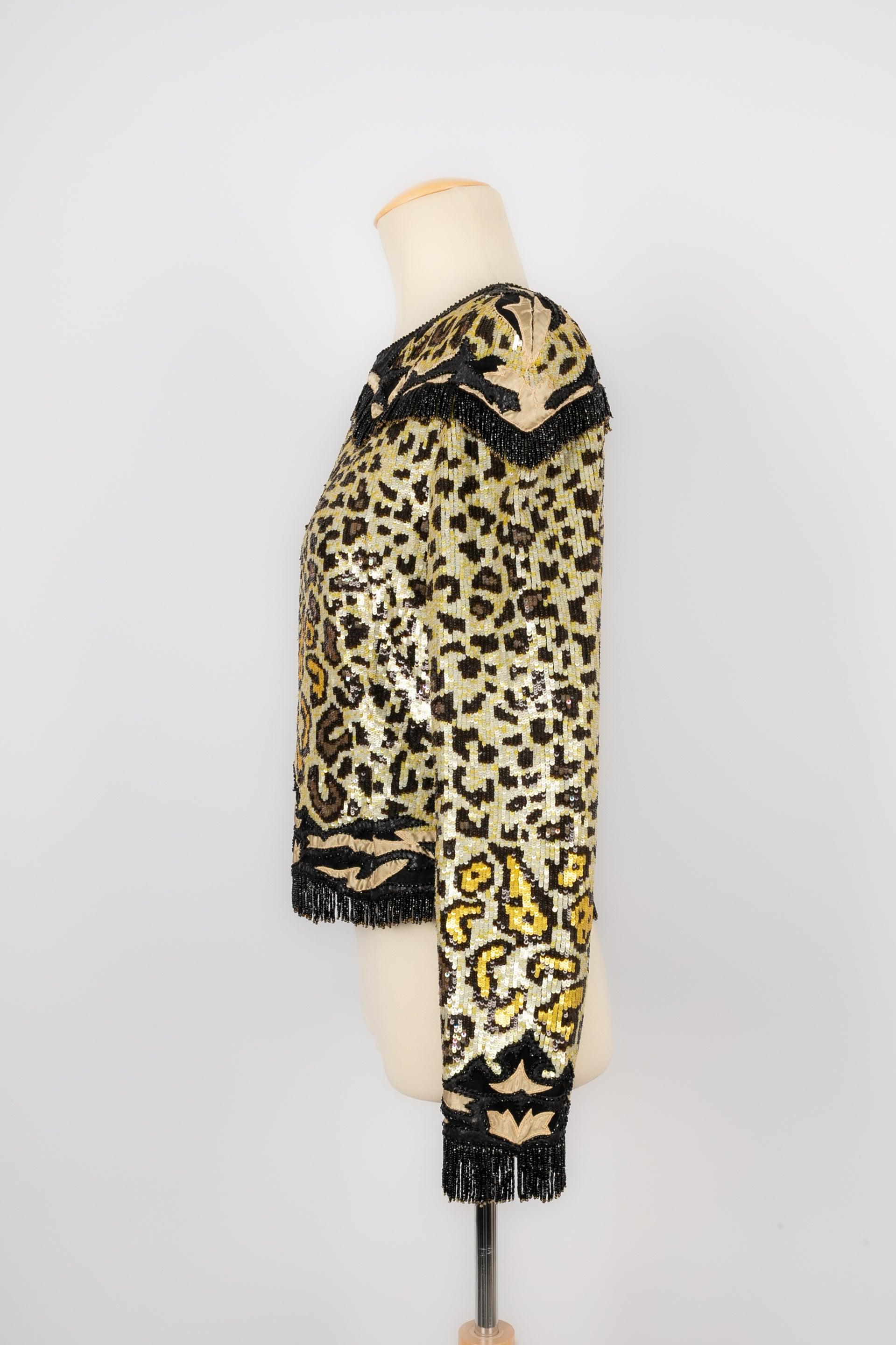 Valentino - (Made in Italy) Sequined jacket with pearl fringes representing a panther pattern. Size 8 IT.

Additional information:
Condition: Very good condition
Dimensions: Shoulder width: 43 cm - Sleeve length: 53 cm - Length: 47 cm

Seller