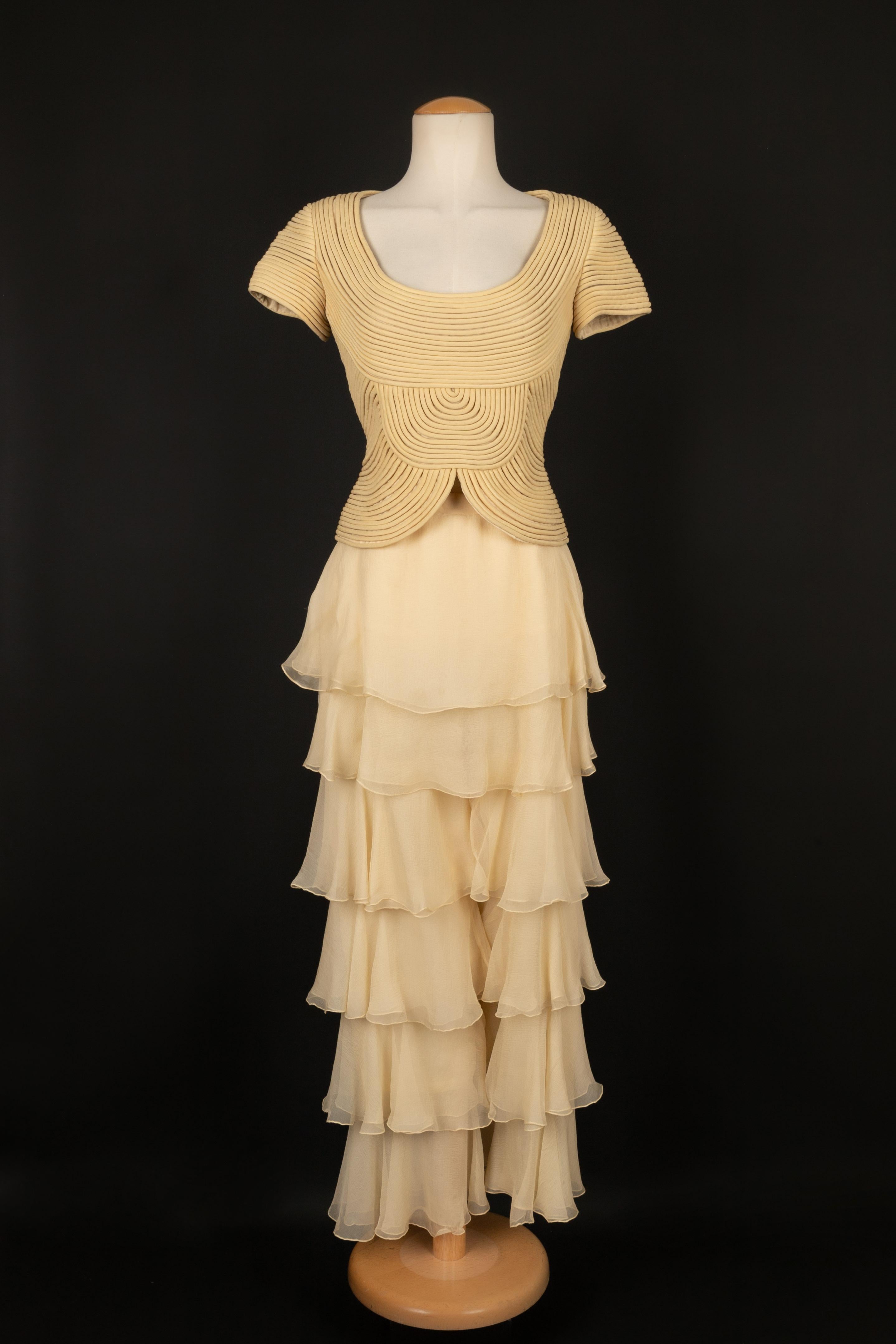 VALENTINO - Set composed of a silk crepe flounced pair of pants and a beige tone top in relief. No size indicated, it fits a 36FR. 1993 Spring/Summer Haute Couture Collection.

Condition:
Very good condition

Dimensions:
Top: Shoulder width: 39 cm -