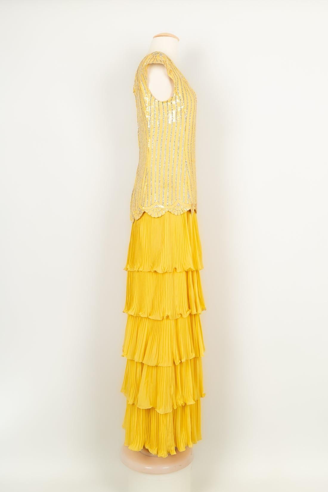 Valentino - Set Haute Couture composed of a top entirely embroidered with pearls and sequins, and a pleated skirt in silk crepe. No size indicated, it fits a 36FR.

Additional information:
Condition: Very good condition
Dimensions: Top: Chest: 45 cm