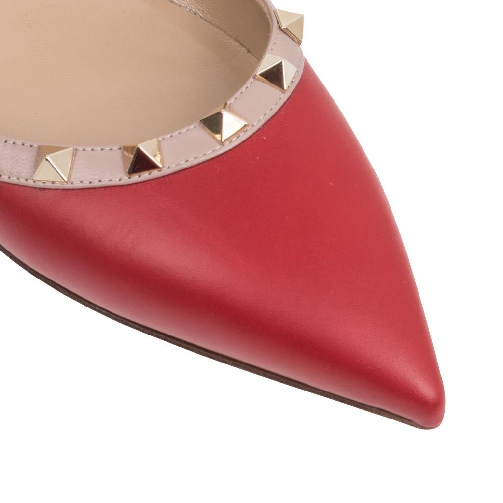 Guaranteed authentic Valentino signature rockstud ballet flat with pointed toe. 
Edged in nude with gold rockstuds.
final sale

SIZE 39
USA SIZE 9
   
SHOE MEASURES:
UPPER SOLE 10.25