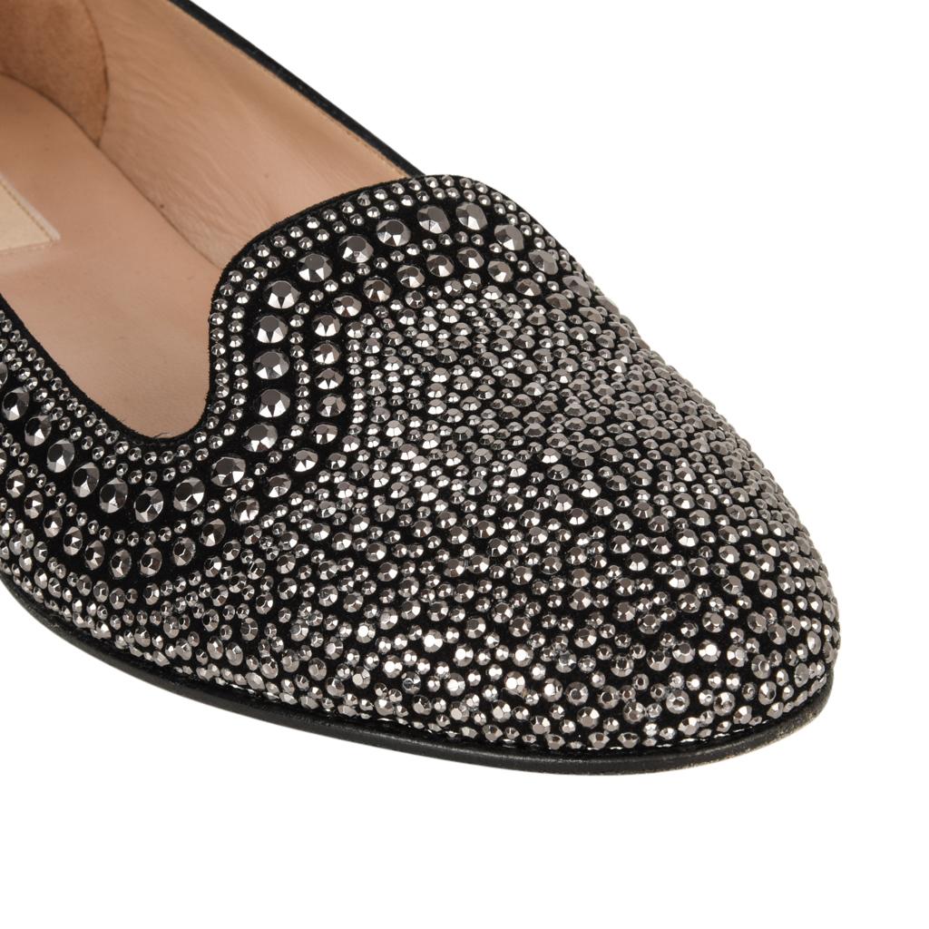 Pantofola di Valentino con borchie sfaccettate d'argento.
Questo paio di ballerine è completamente impreziosito da bellissime borchie d'argento di varie dimensioni.
Le linee eleganti e il taglio smoking la rendono una scarpa perfetta per il giorno e