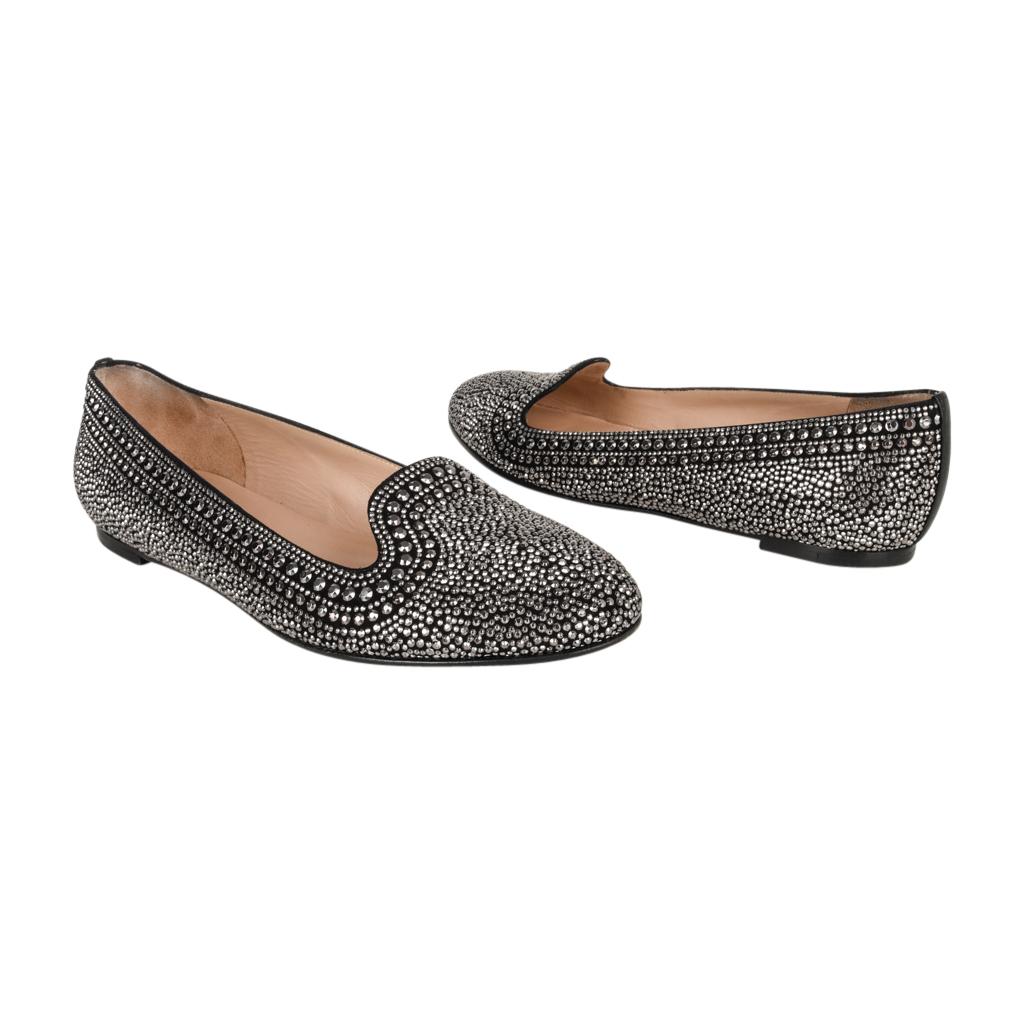 Valentino Scarpa con borchie d'argento e piatto nero senza tempo 38.5 / 8.5 In condizioni ottime in vendita a Miami, FL