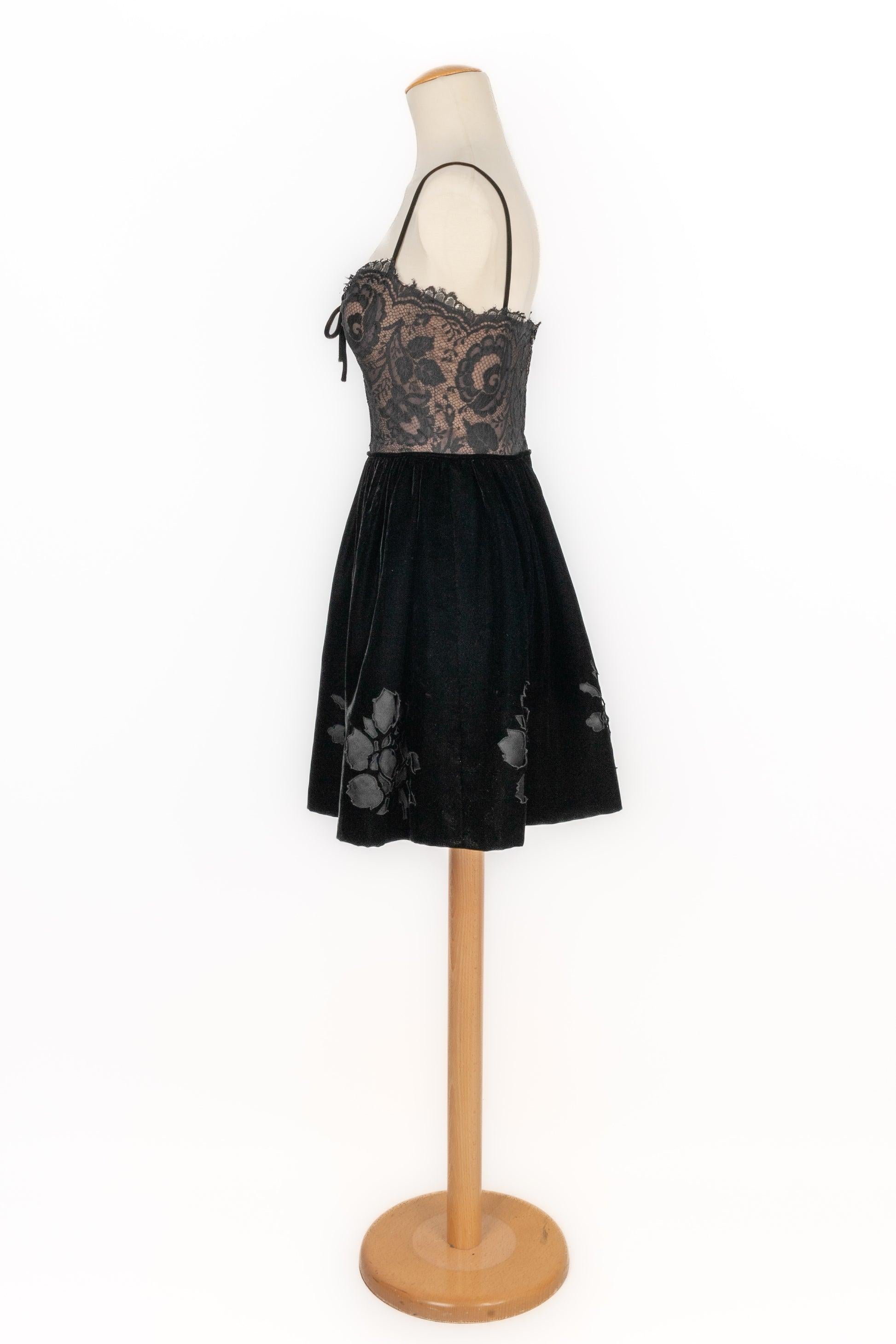 Valentino - Short black lace blouse dress with a wide black velvet skirt decorated with cut flowers. No size indicated, it fits a 34FR/36FR. Couture Collection from the 1960s.

Additional information:
Condition: Very good condition
Dimensions: