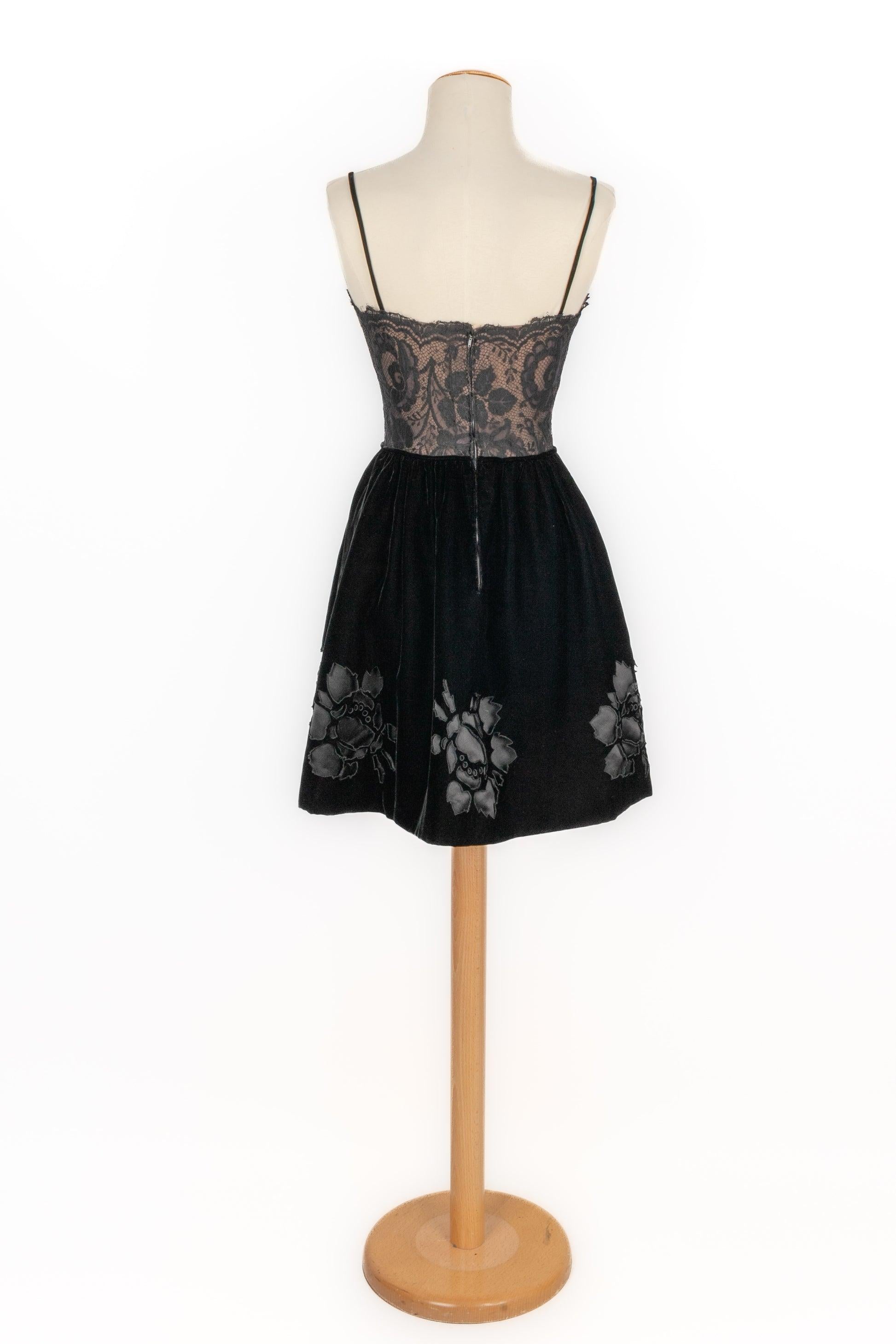Valentino Short Black Lace Blouse Dress Couture, 1960s In Excellent Condition For Sale In SAINT-OUEN-SUR-SEINE, FR