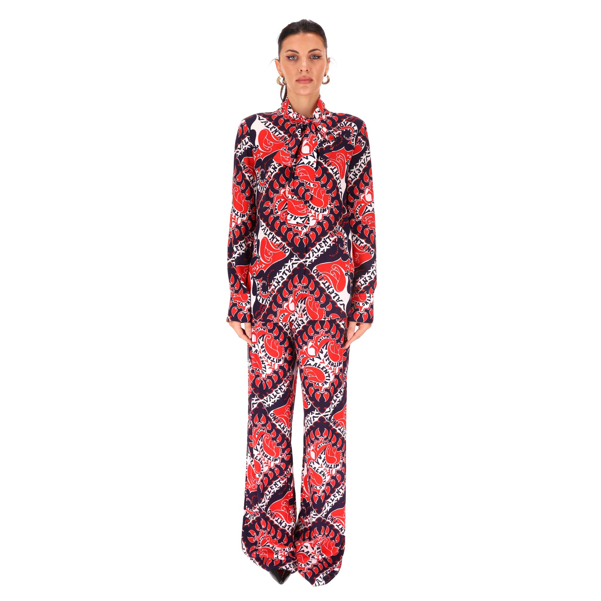 Brand New - Valentino - Top e pantaloni in seta con stampa logo &New

Top con scollo a cravatta, chiusura con bottoni e polsini e pantaloni dritti a gamba larga abbinati.

Bandana stampata in blu navy, rosso e bianco con la scritta