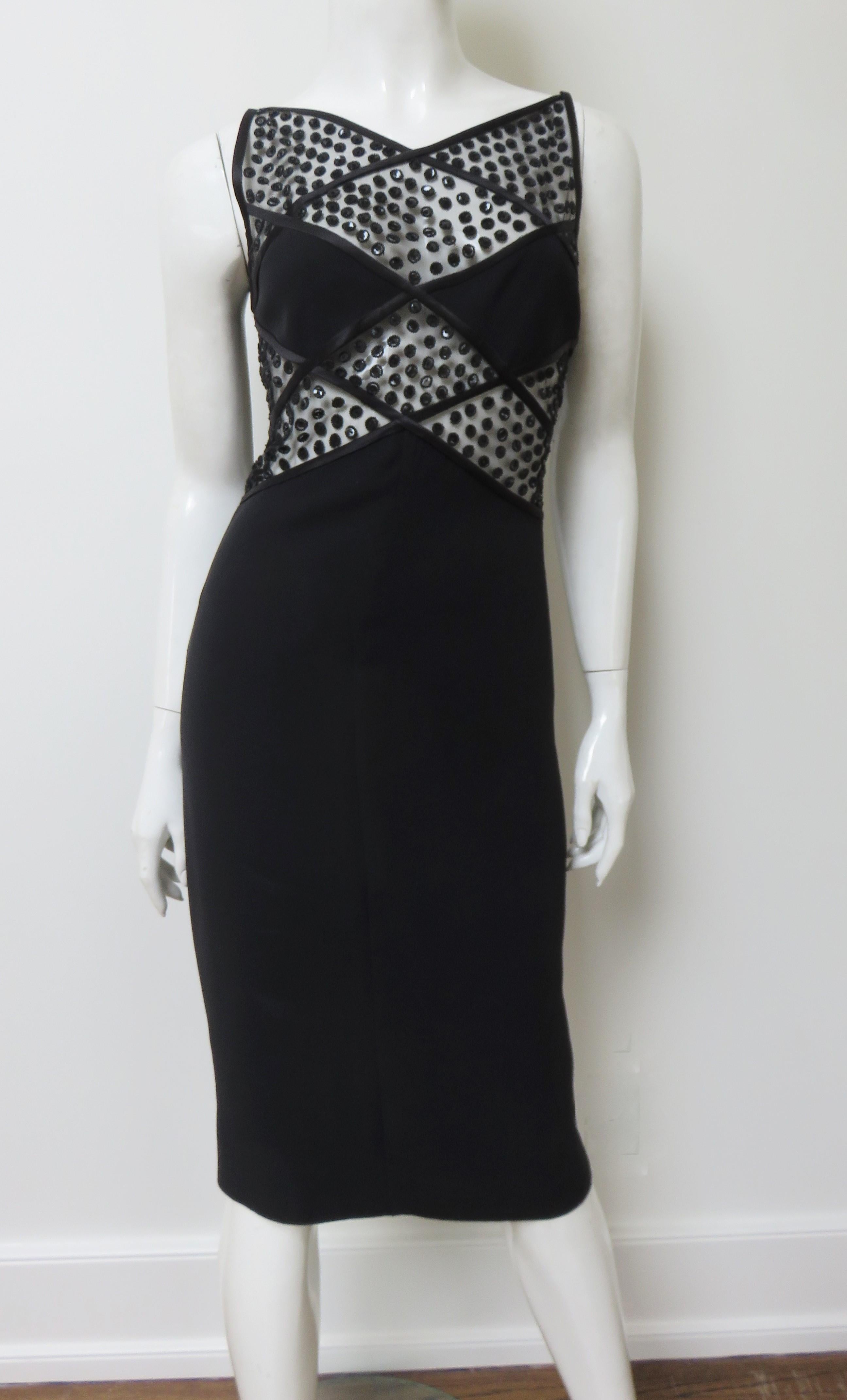 Une incroyable robe en soie noire de Valentino.  Elle est sans manches, semi-ajustée, avec une jupe en soie solide et des panneaux en forme de diamant sur le buste. Des panneaux angulaires en dentelle de soie noire rehaussés de perles sont placés