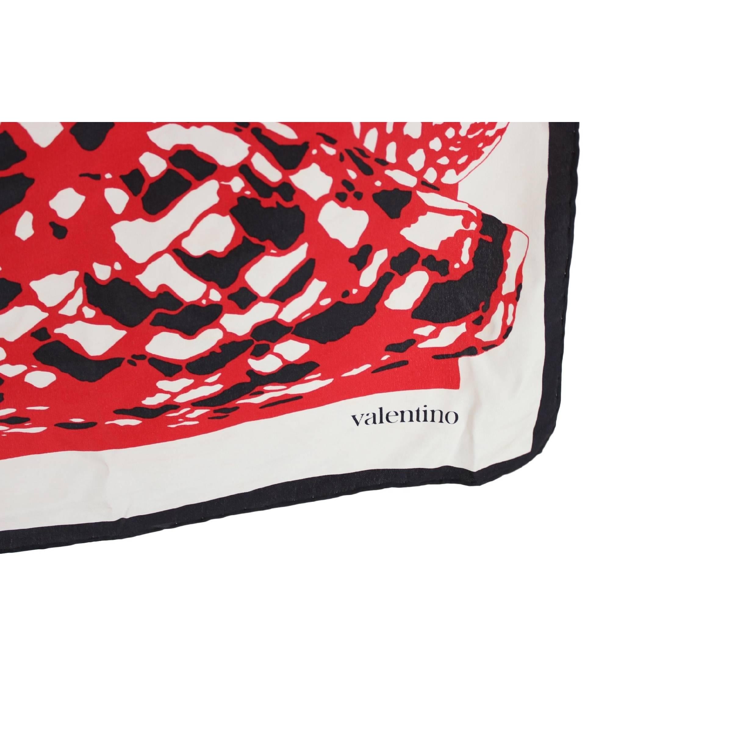Valentino silk scarf. Red and black geometric designs on a white background. Made in Italy. Excellent vintage conditions.

Measurements: 84 x 84 cm

Color: Multicolor
Composition: 100% silk
Conditions: Excellent vintage condition.