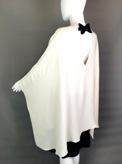 Valentino Seiden-Georgette-Cape-Bluse mit Schleife hinten