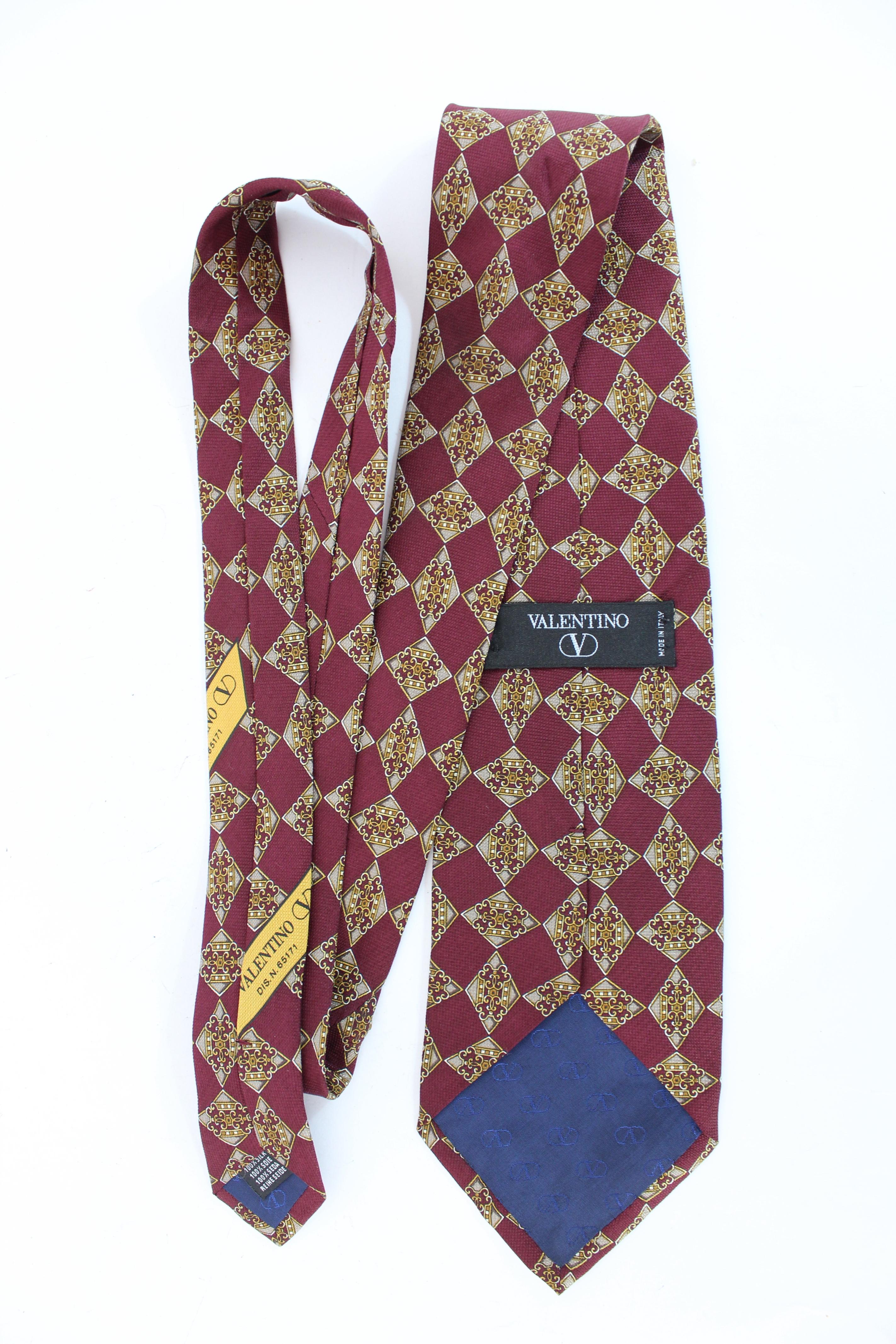 Valentino 90s vintage tie. Classic tie, burgundy and gold color with rhombuses pattern. 100% silk fabric. Made in Italy.

Condition: Excellent

Item used few times, it remains in its excellent condition. There are no visible signs of wear, and it is
