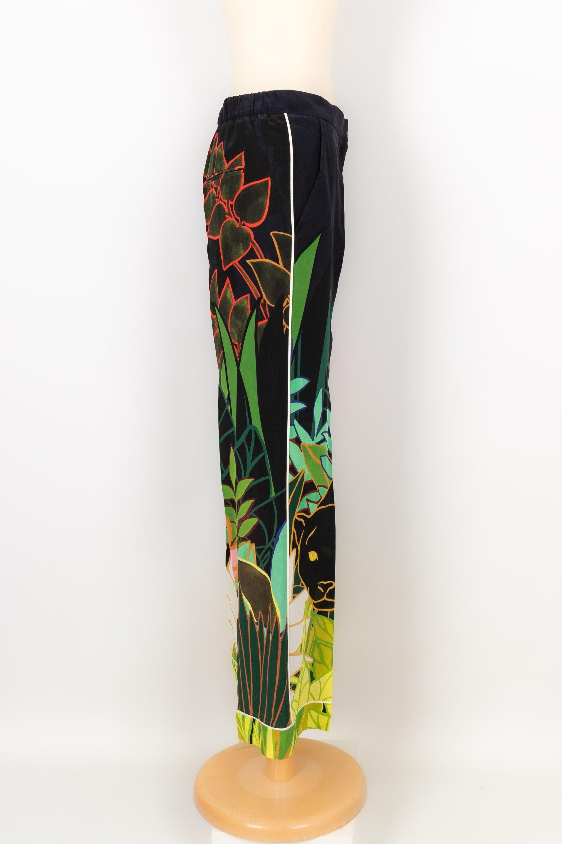 Valentino - (Made in Italy) Silk pants printed with flowers. Indicated size 38FR. Spring-Summer 2020 Collection.

Additional information:
Condition: Very good condition
Dimensions: Waist: 37 cm - Hips: 46 cm - Length: 100 cm

Seller Reference: FJ71
