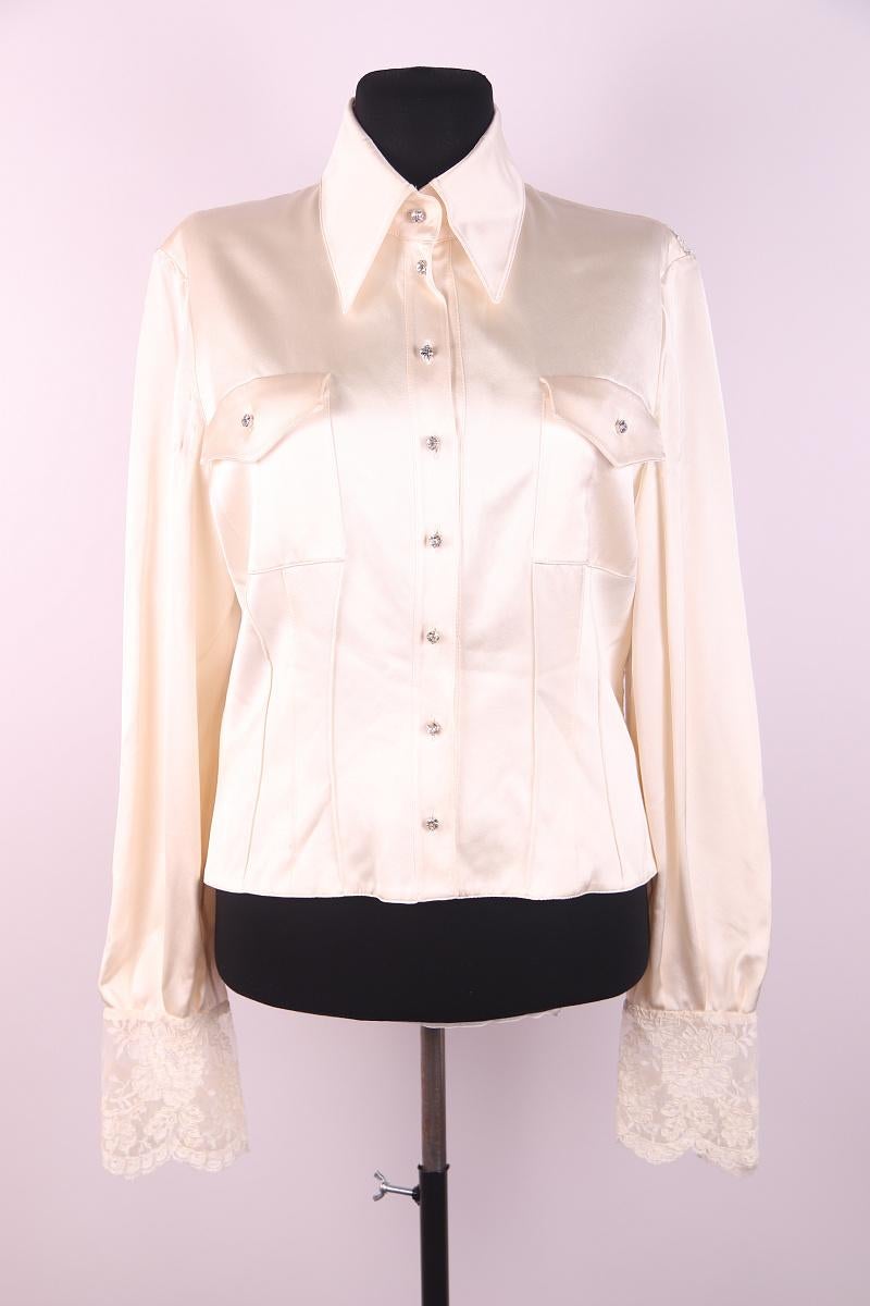 Camicia di seta Valentino, pizzo Camicia di seta Valentino, pizzo


I polsini in pizzo di questa camicia di Valentino Garavani creano l'illusione di due stili sovrapposti. È stato realizzato in Italia con una leggera georgette di seta e si chiude