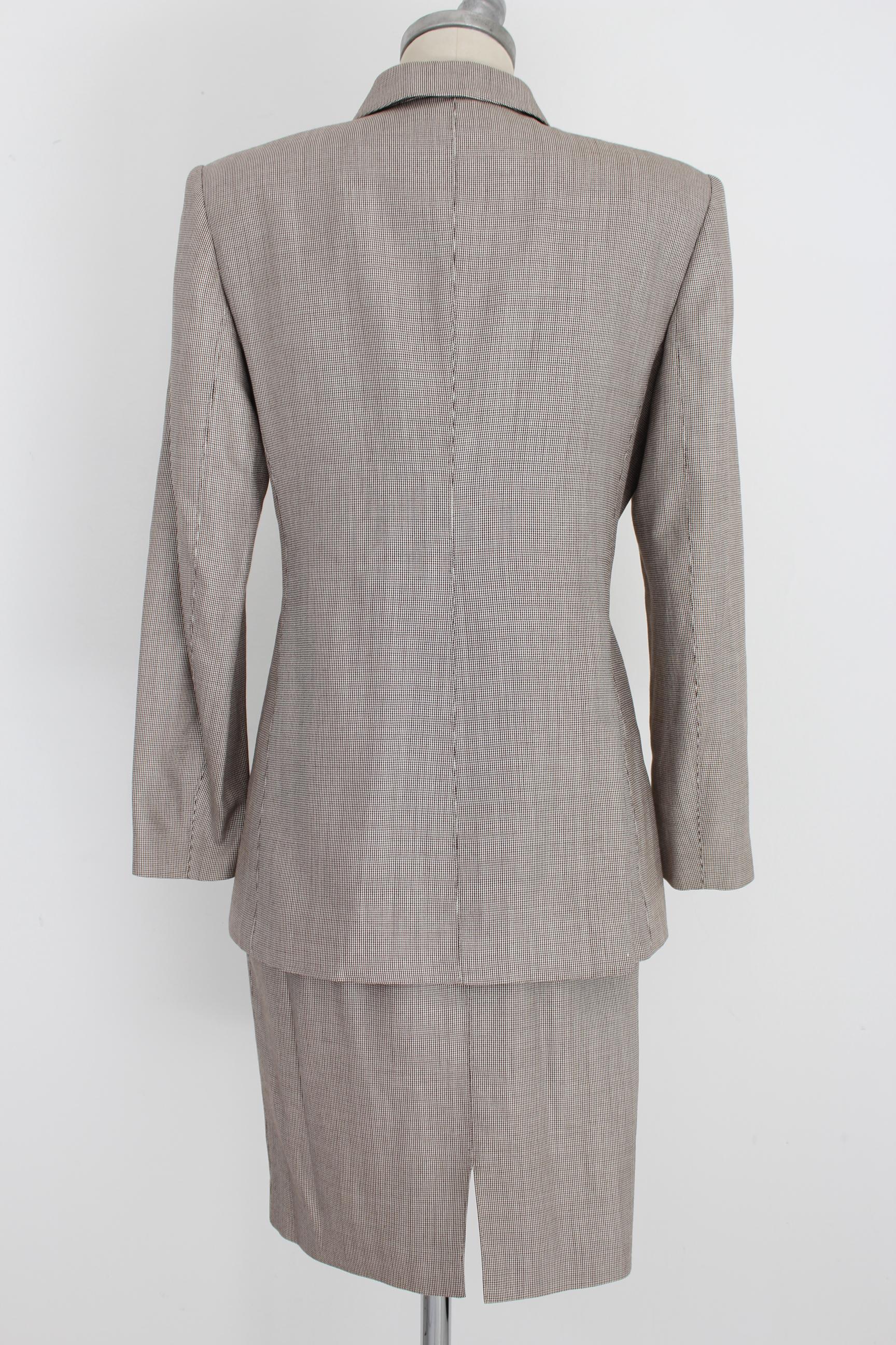 Valentino Miss V 90s vintage women's suit. Jacket and houndstooth patterned skirt, beige and brown. 50% silk, 50% wool. Long jacket with logoed buttons, pencil skirt. Made in italy. Excellent vintage condition.

Size: 44 It 10 Us 12 Uk

Shoulder: