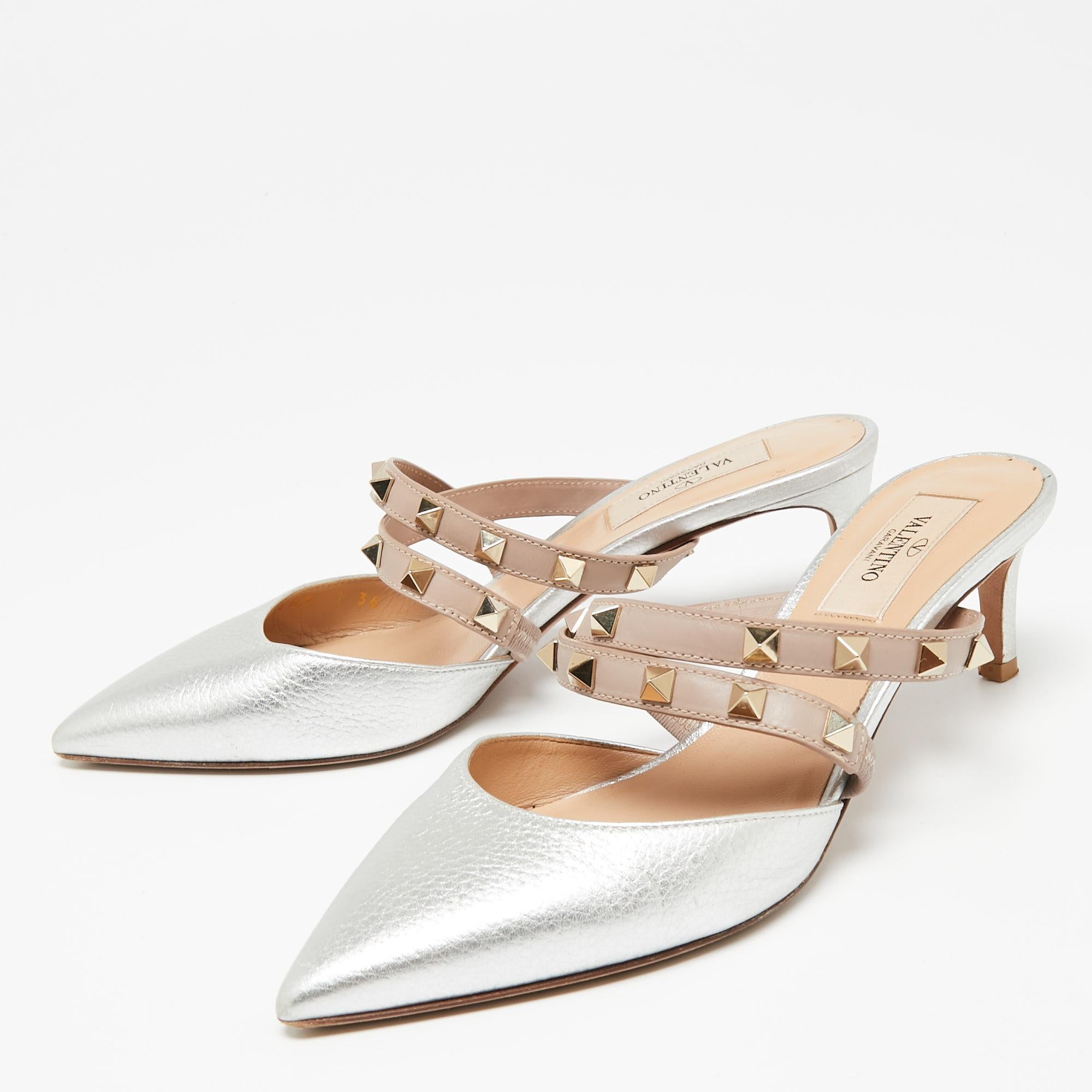 The addition of Rockstuds on the straps of these Valentino sandals leads to instant brand identification. Made from leather, it embodies an elegant color contrast and flaunts 5.5cm heels.


